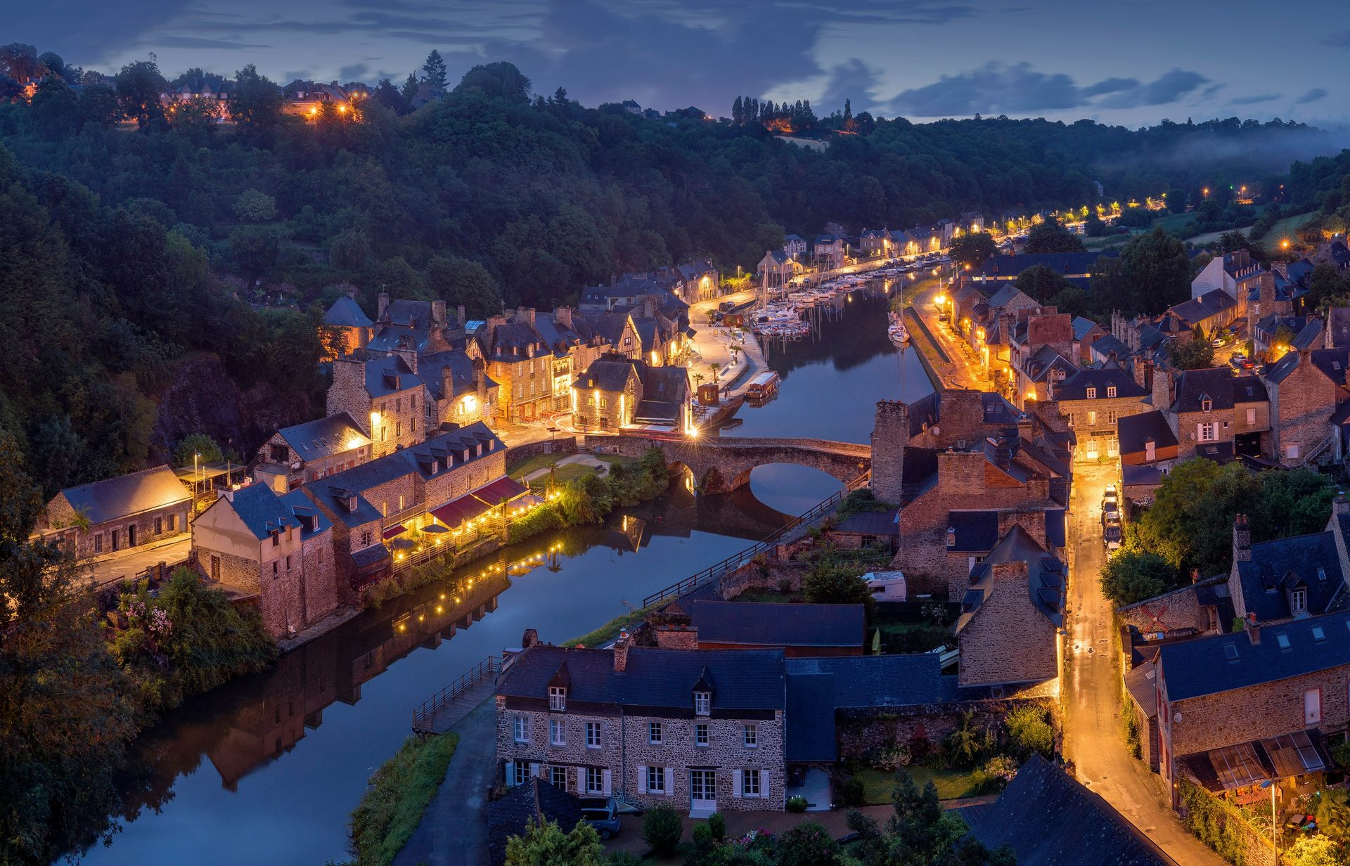 Body of water, Waterway, Channel, City, Watercourse, Canal, Bank, Reflection, River