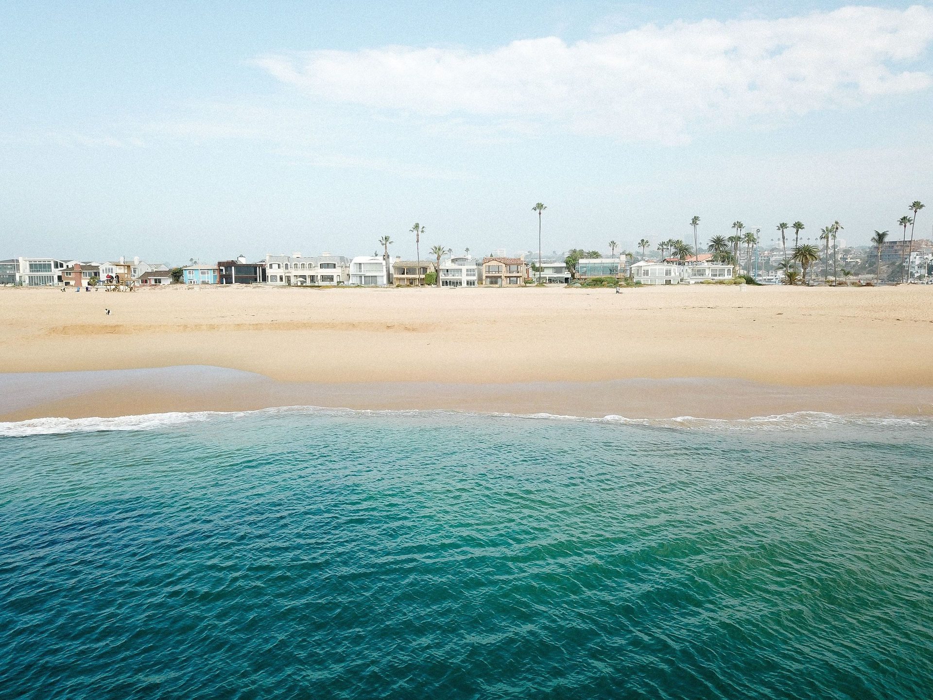 Coastal and oceanic landforms, People on beach, Water resources, Cloud, Sky, Daytime, Tree, Plant