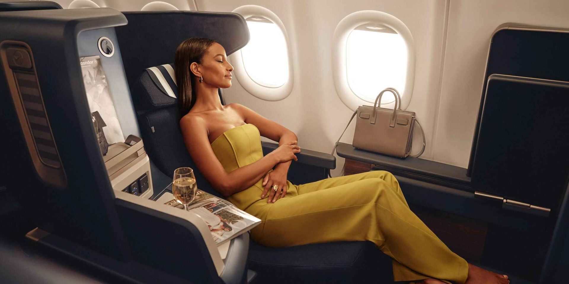 Luggage and bags, Automotive design, Flash photography, Vehicle door, Window, Comfort