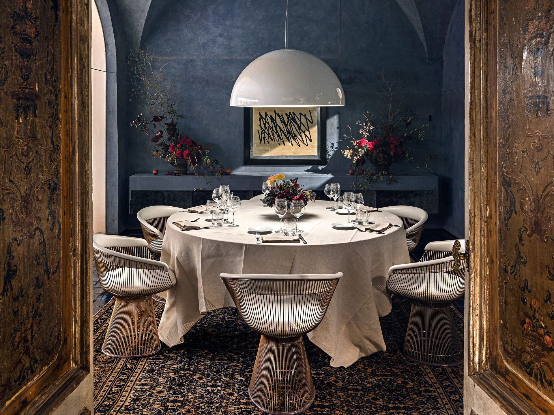 Interior design, Table, Furniture, Property, Building, Tablecloth, Decoration, Chair, Tableware