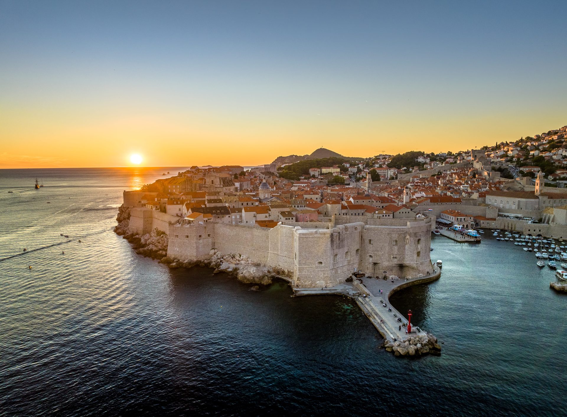 Coastal and oceanic landforms, Water resources, Sky, Horizon, Dusk, Bank
