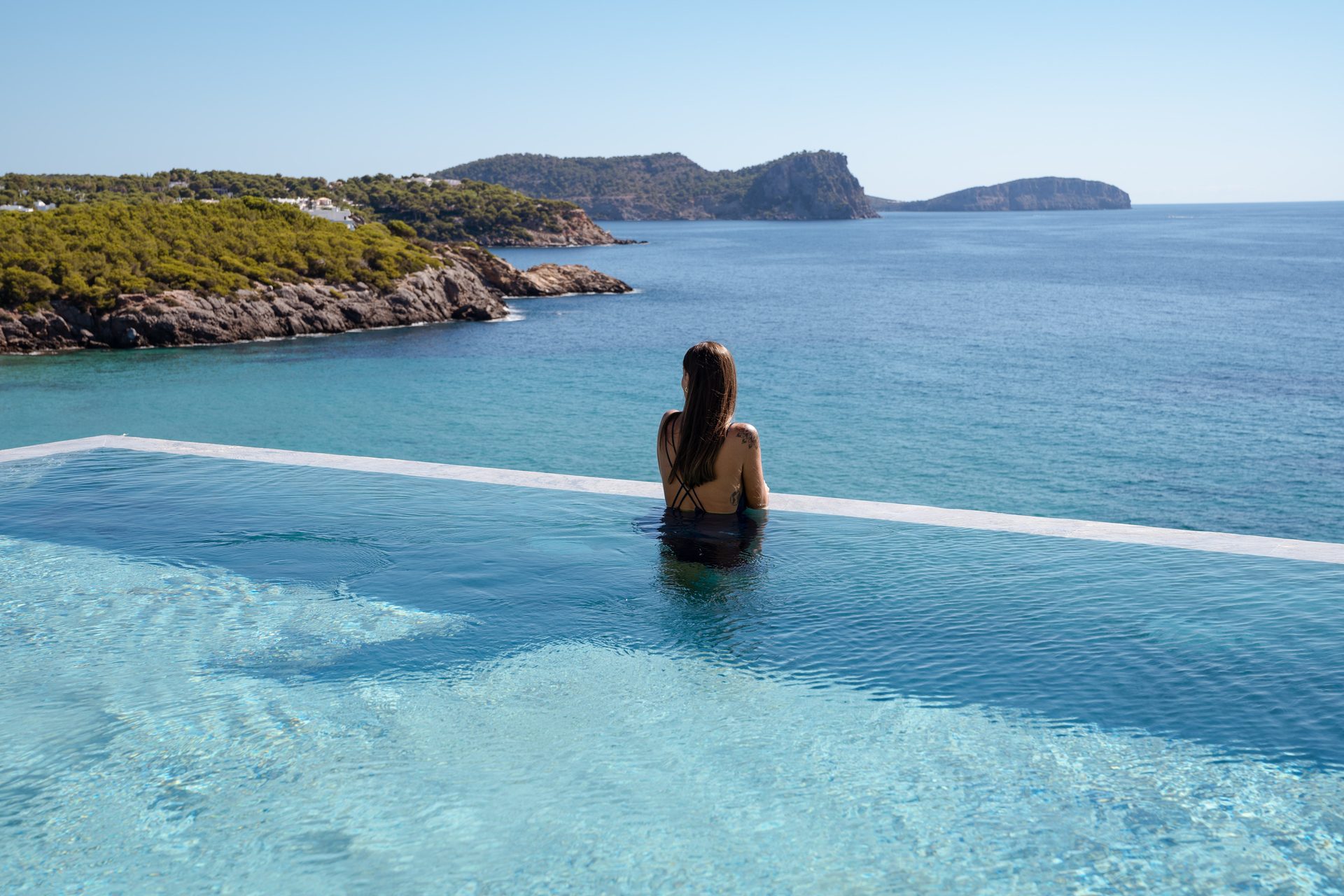 Coastal and oceanic landforms, Body of water, Sky, Azure, Travel, Leisure