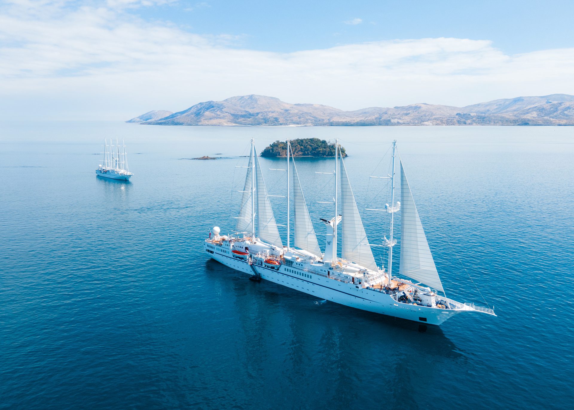 Coastal and oceanic landforms, Naval architecture, Water, Boat, Cloud, Sky, Watercraft, Blue, Mast, Lake