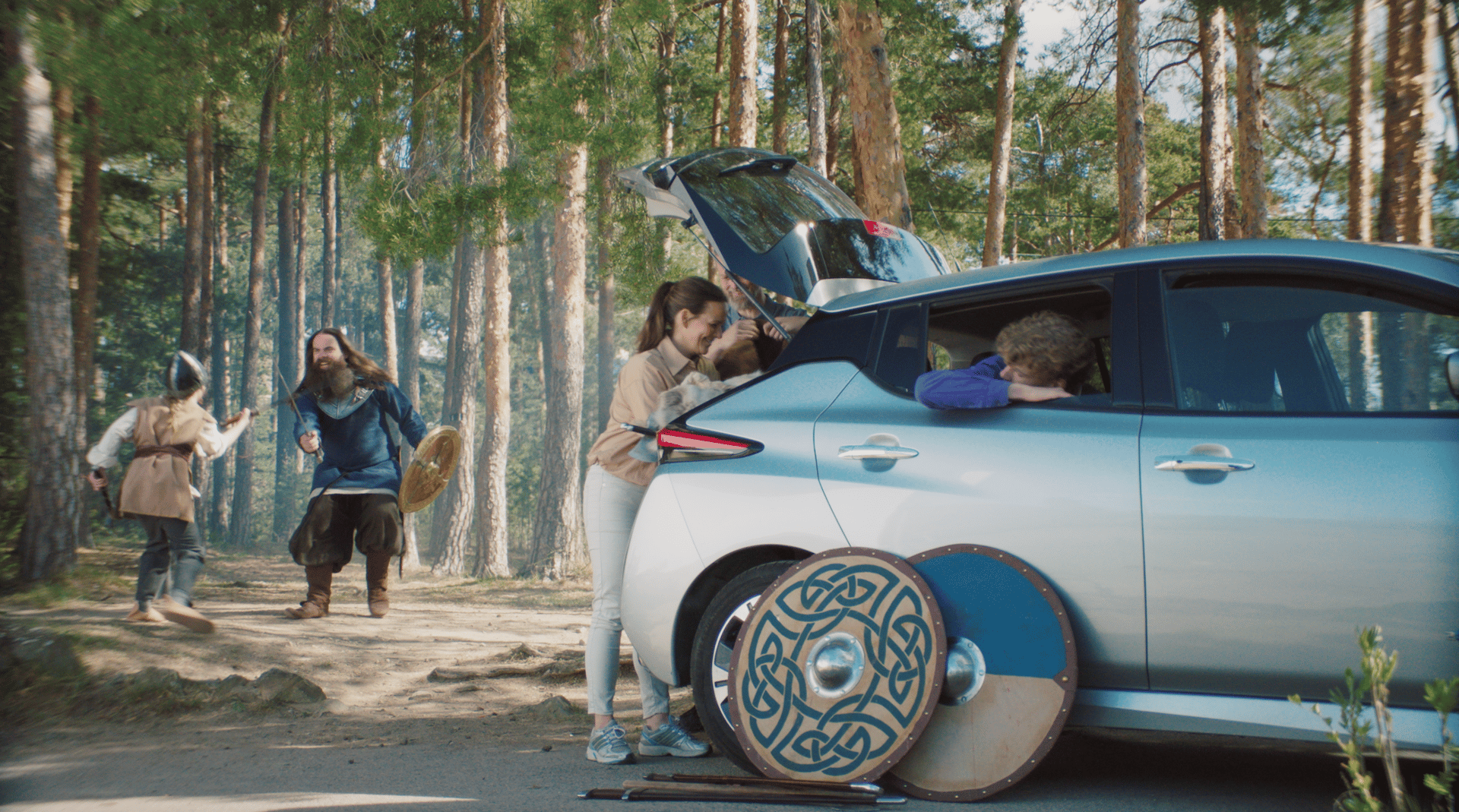 Motor vehicle, Automotive lighting, Tire, Car, Wheel, Plant, Hood, Tree