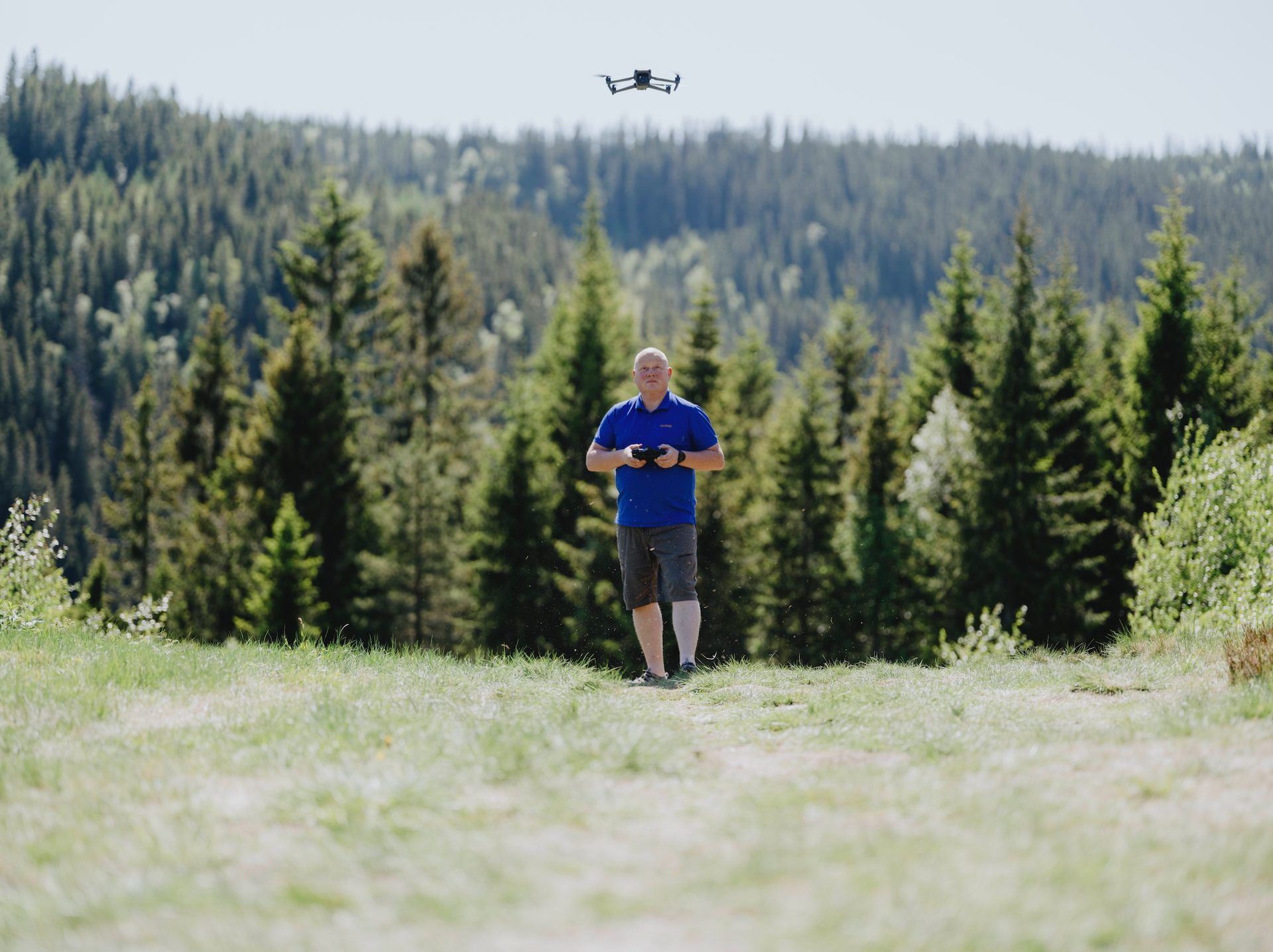 People in nature, Natural landscape, Land lot, Plant, Sky, Tree, Mountain, Vehicle, Larch, Highland