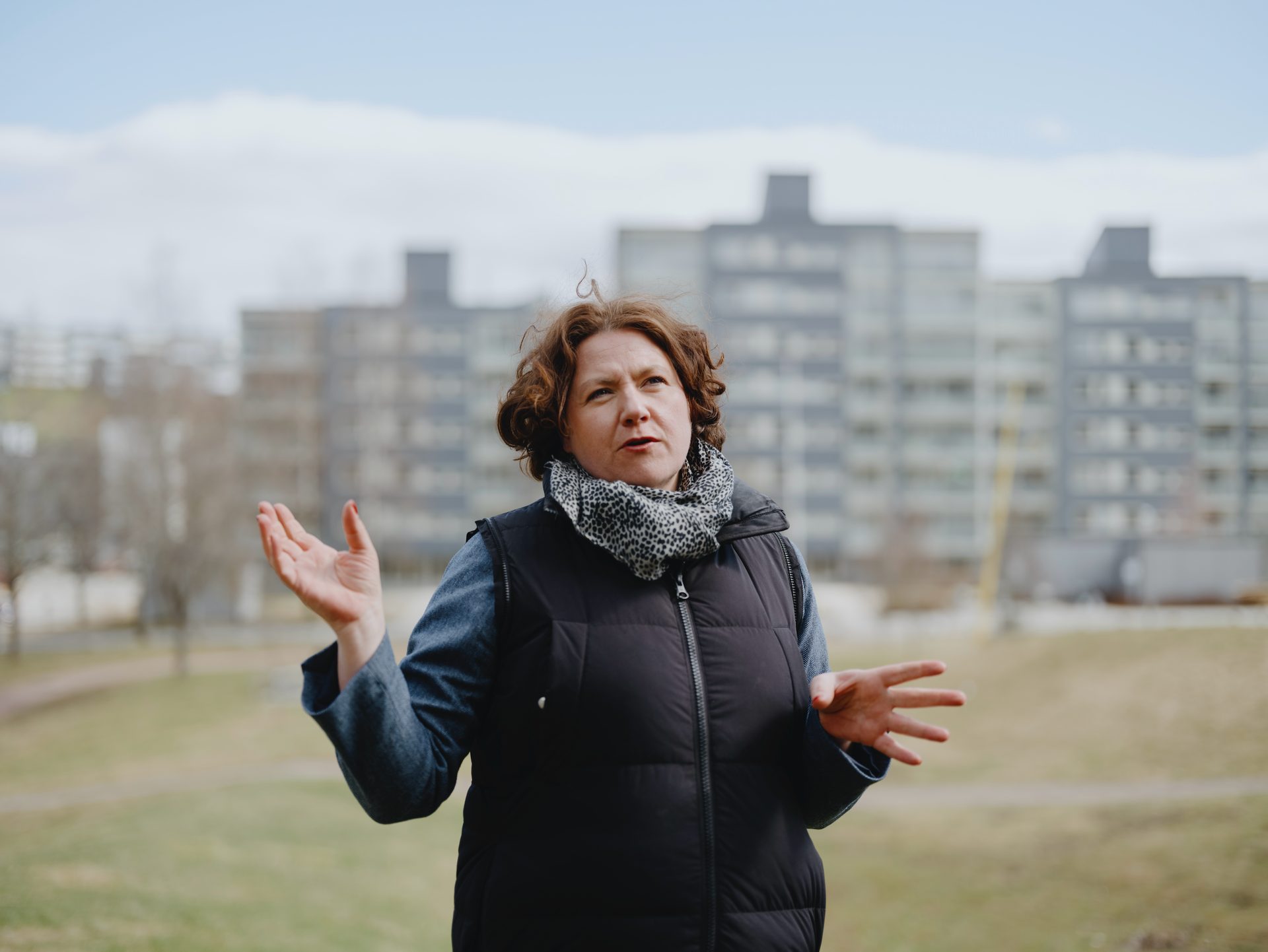 Flash photography, Hand, Outerwear, Daytime, Sky, Neck, Sleeve, Standing, Gesture, Happy