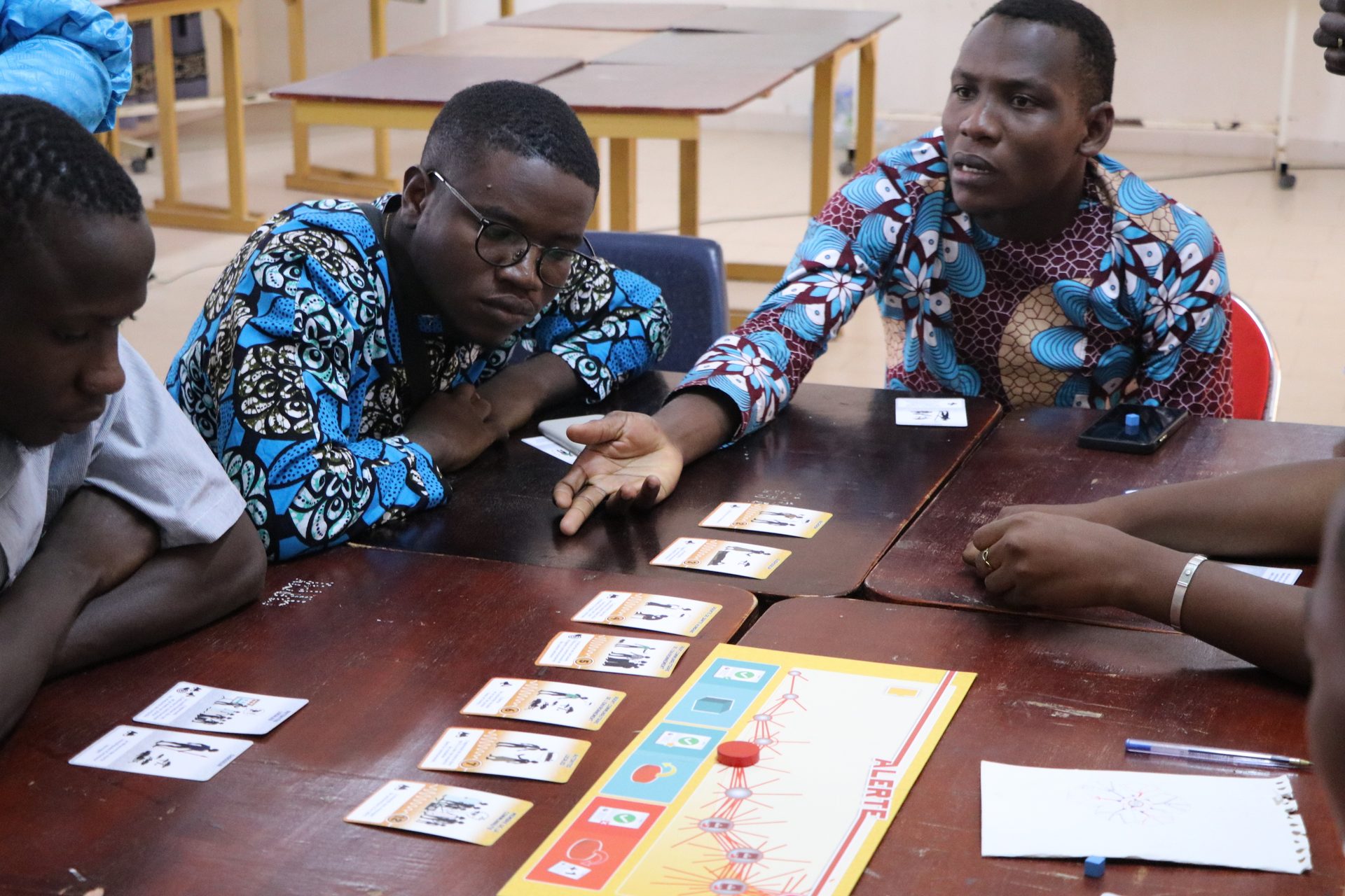 Health workers play "Alert", the EBO-SURSY Project board game on surveillance for diseases originating in wildlife.
