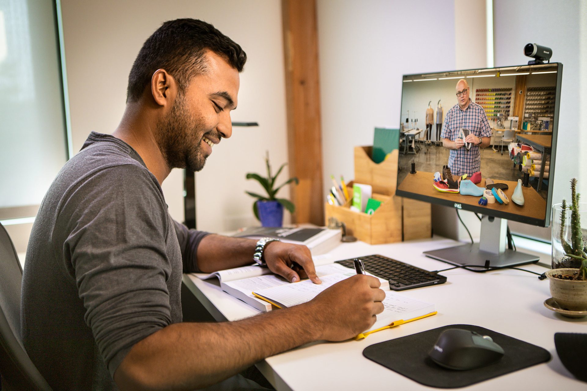 Personal computer, Input device, Table, Hand, Furniture, Peripheral, Desk