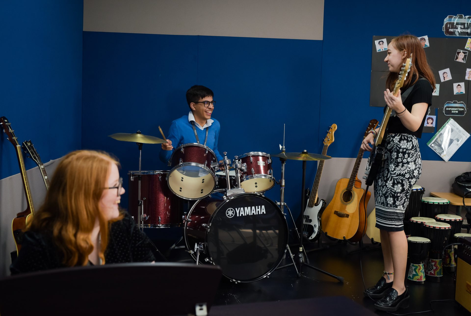 Musical instrument accessory, Band plays, Membranophone, Idiophone, Drum, Musician, Cymbal, Drumhead, Entertainment
