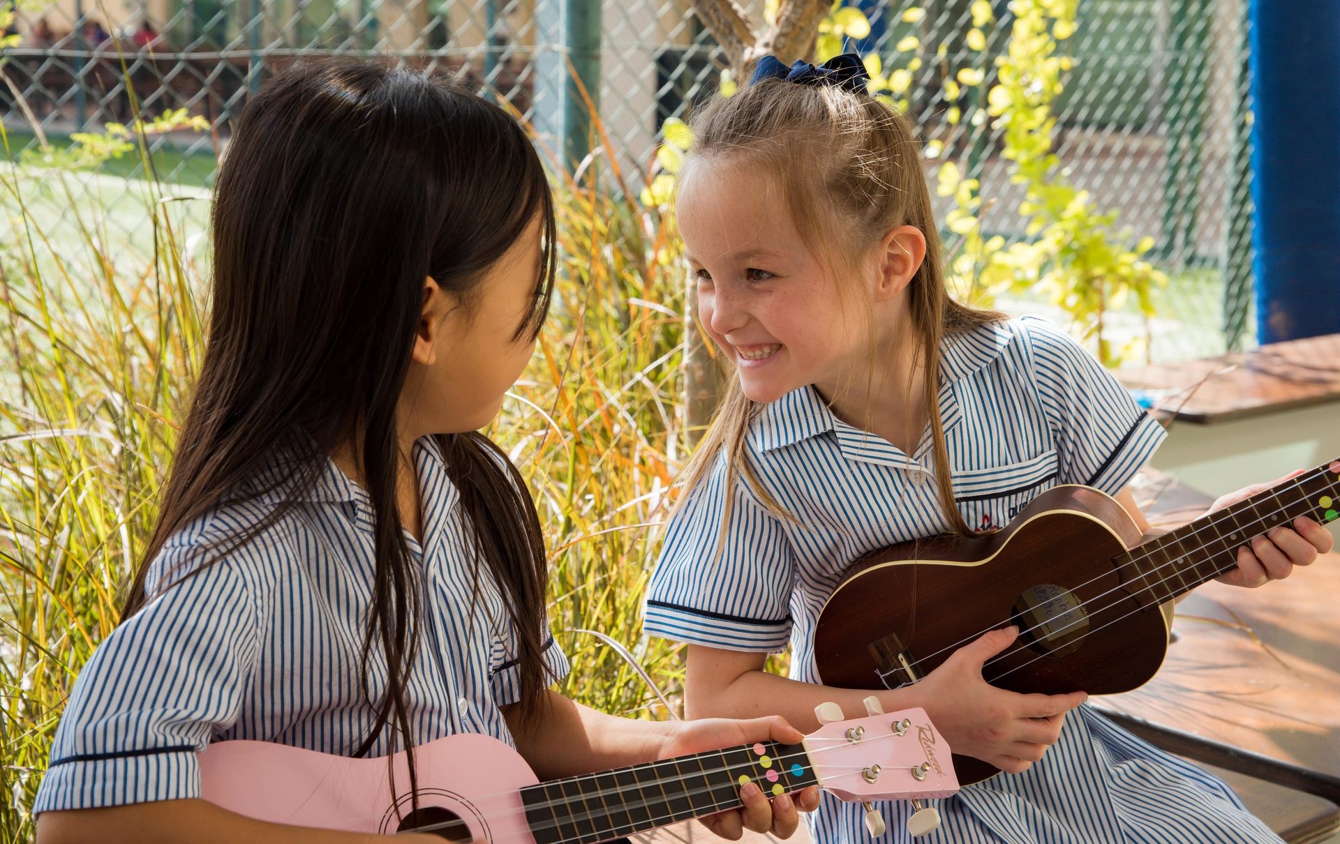 Musical instrument, Guitar accessory, Hairstyle, Smile, Photograph, Musician, Sharing