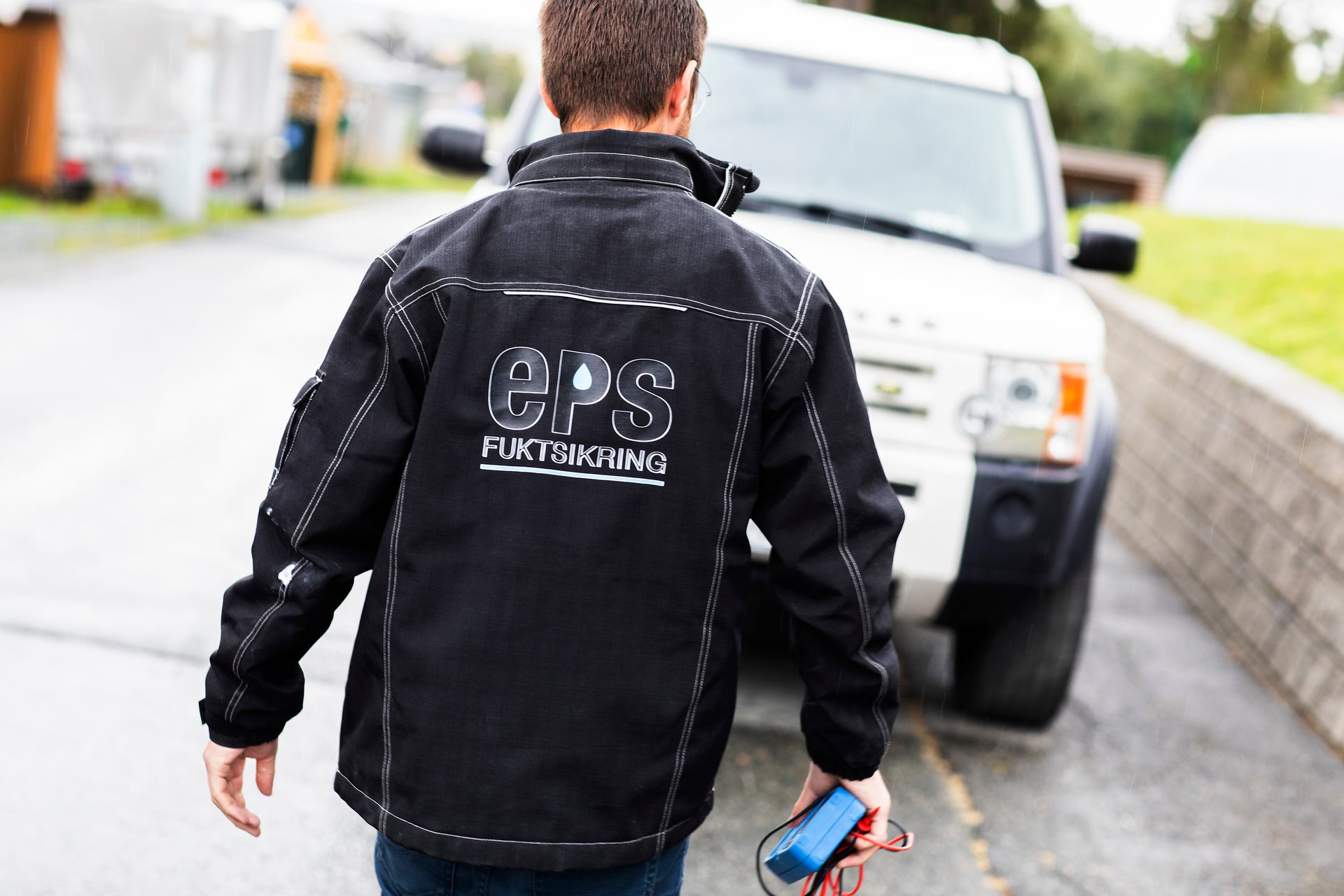 Motor vehicle, Automotive lighting, Street fashion, Car, Sleeve, Security, Workwear, Gesture