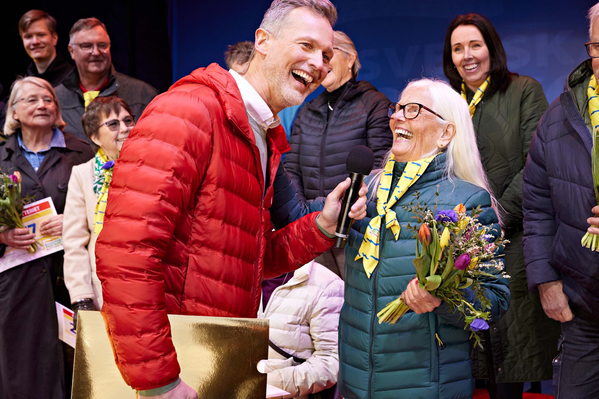 Smile, Outerwear, Purple, Coat, Gesture, Interaction, Tie, Entertainment, Fun