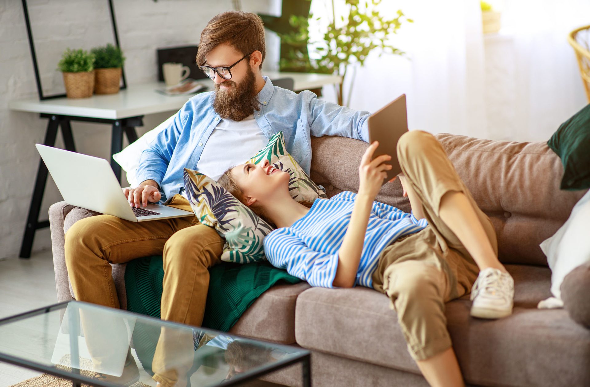 Glasses, Plant, Furniture, Leg, Comfort, Houseplant, Thigh, Eyewear, Leisure