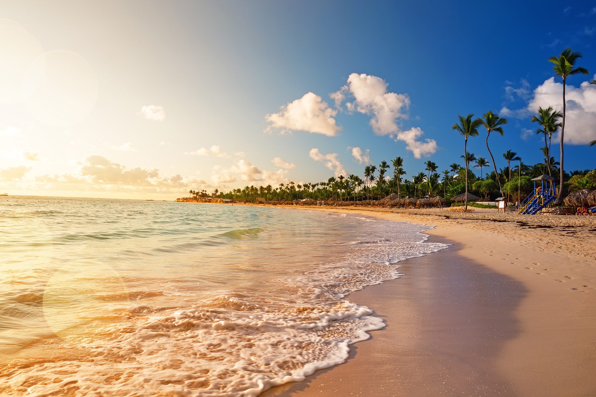 Water resources, Natural landscape, Cloud, Sky, Daytime, Plant, Beach, Tree, Sunlight