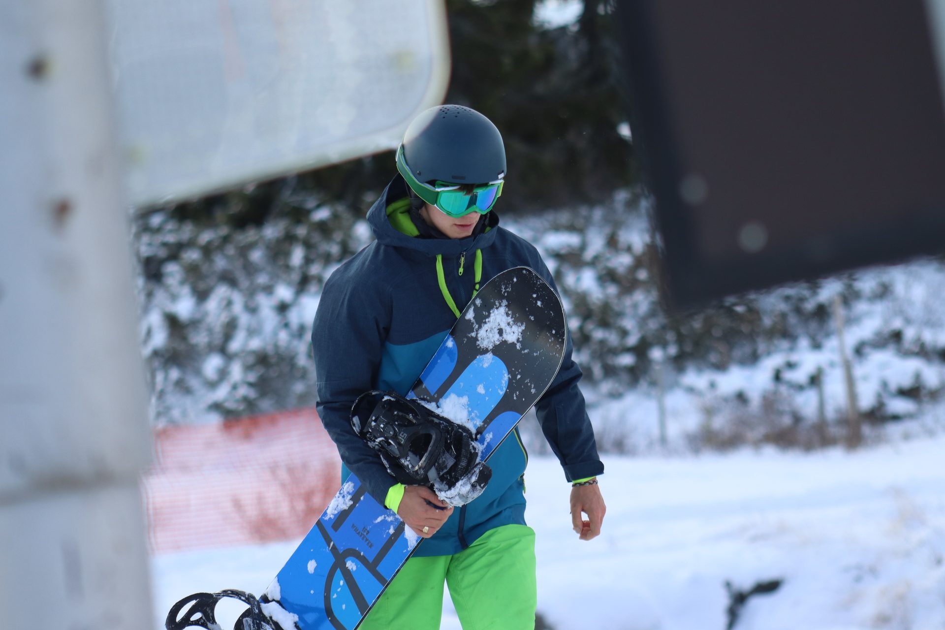 Sports gear, Outdoor recreation, Paintball marker, Helmet, Glove, Snow, Skirmish, Player