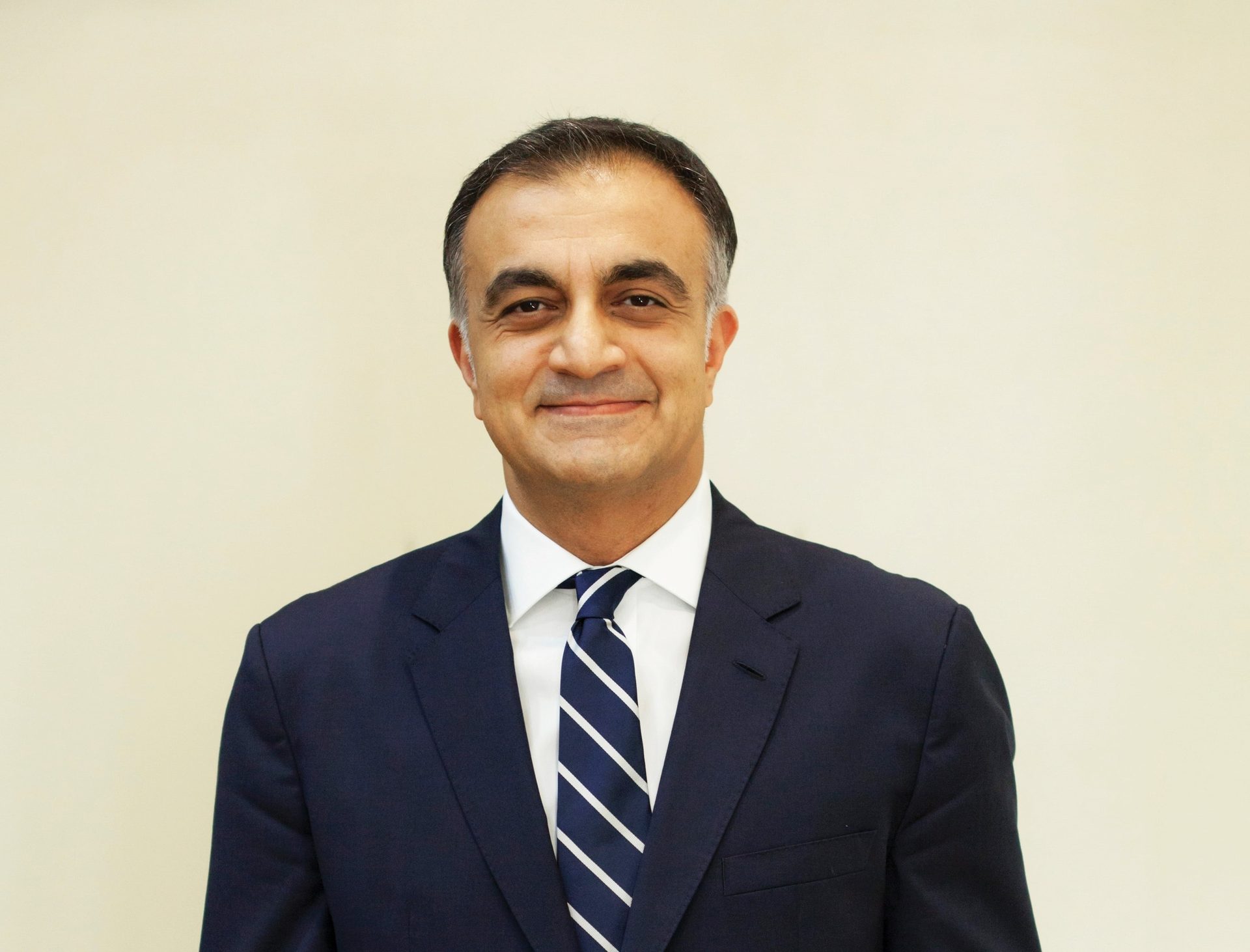 Dress shirt, Smile, Sleeve, Tie, Gesture, Collar, Suit