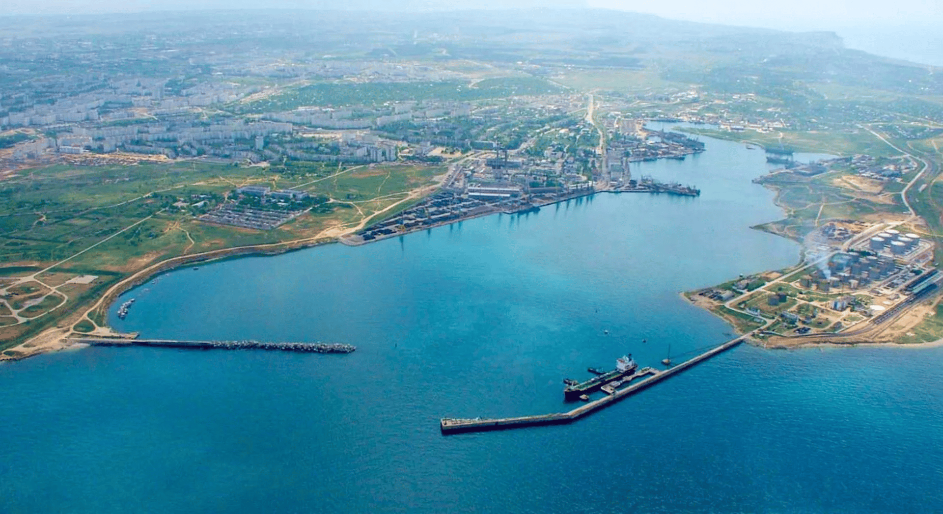 Coastal and oceanic landforms, Water resources, Sky, Boat, Azure, Watercraft