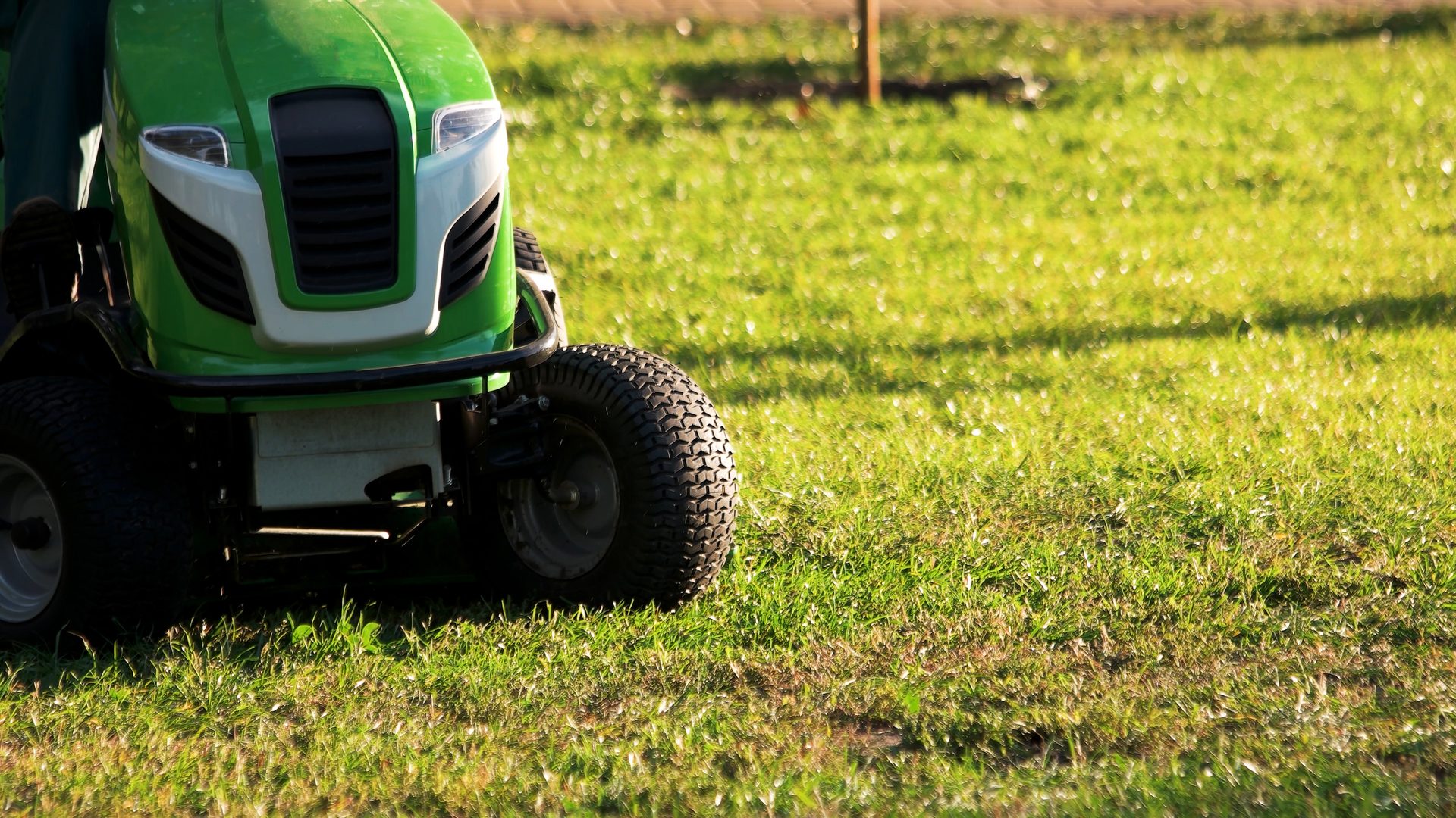 Automotive tire, Motor vehicle, Lawn mower, Synthetic rubber, Wheel, Tread, Grass