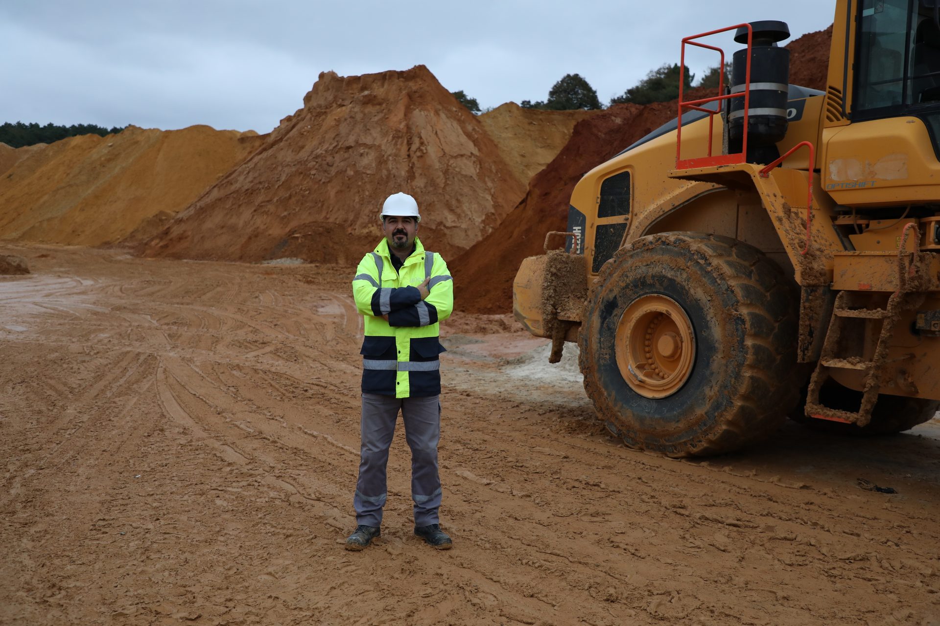 Automotive tire, Hard hat, Road surface, High-visibility clothing, Wheel, Vehicle, Sky, Workwear, Asphalt