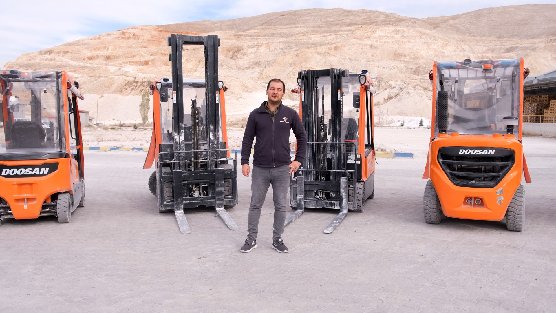 Mode of transport, Automotive tire, Motor vehicle, Sky, Workwear, Cloud, Asphalt