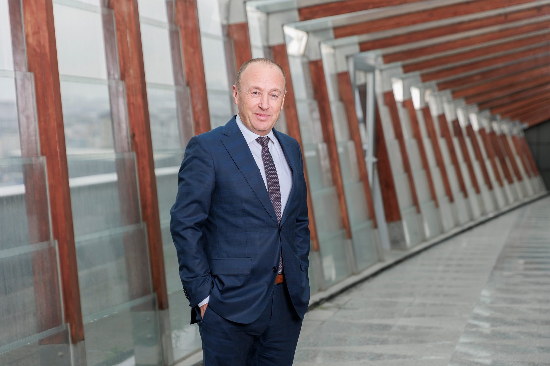 Suit trousers, Dress shirt, Sleeve, Standing, Tie, Collar, Wood