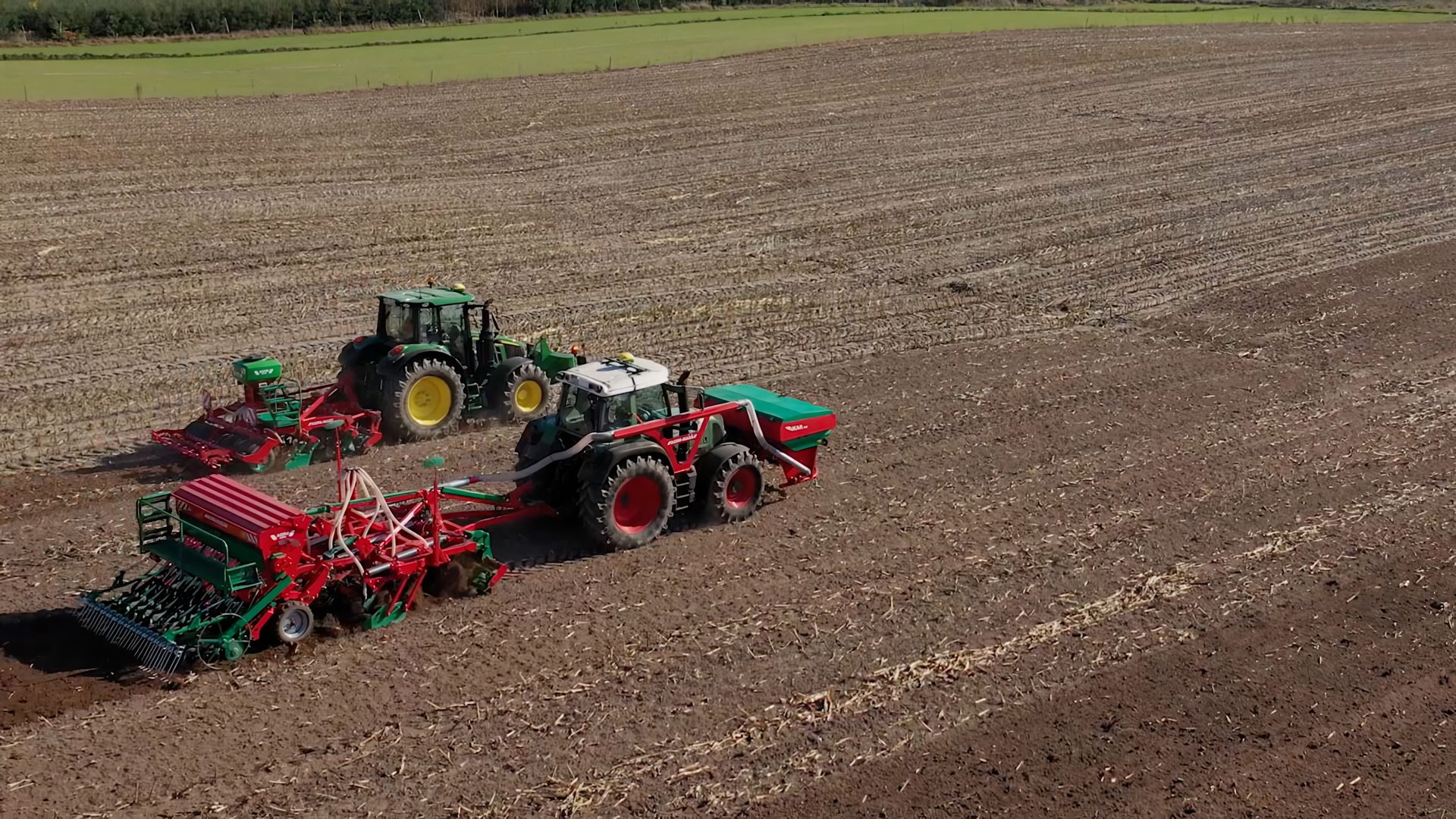 Automotive tire, Agricultural machinery, Motor vehicle, Wheel, Tractor