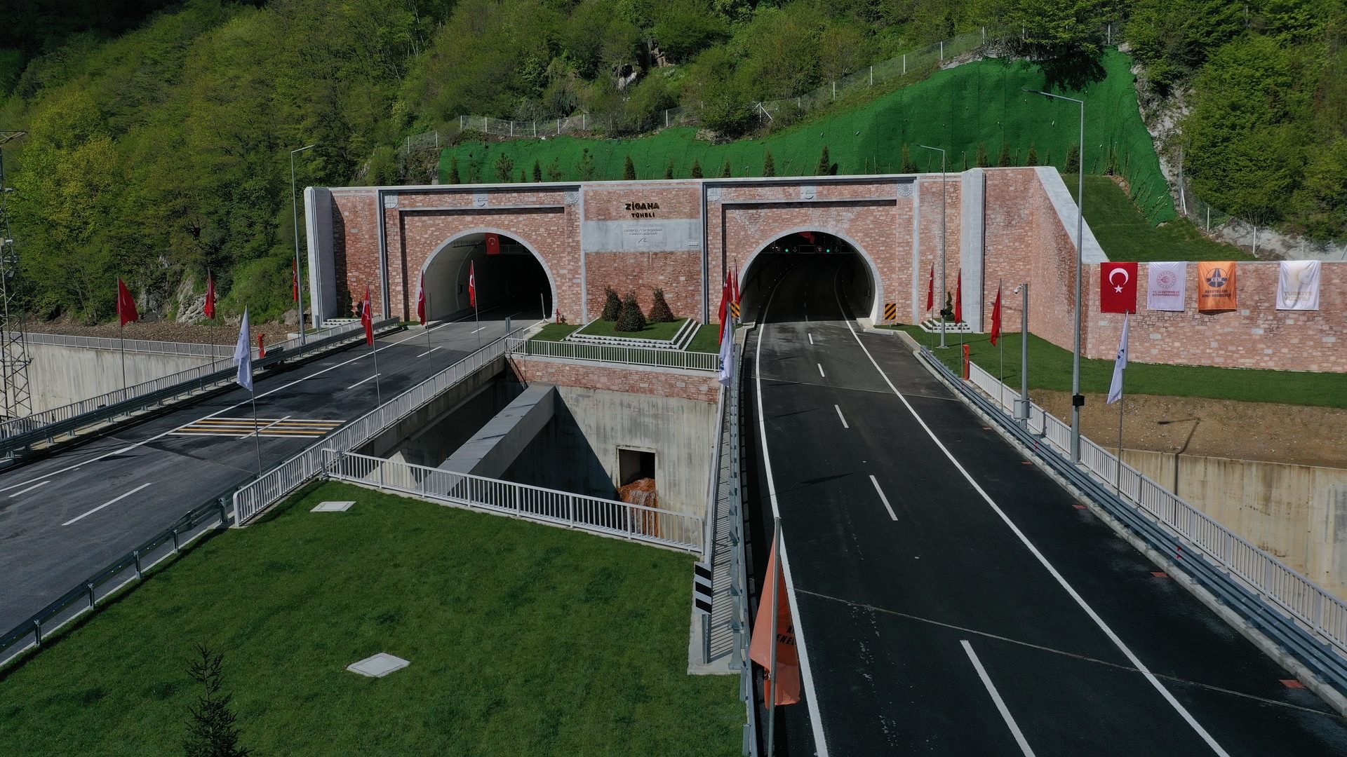 Urban design, Infrastructure, Tree, Thoroughfare, Slope