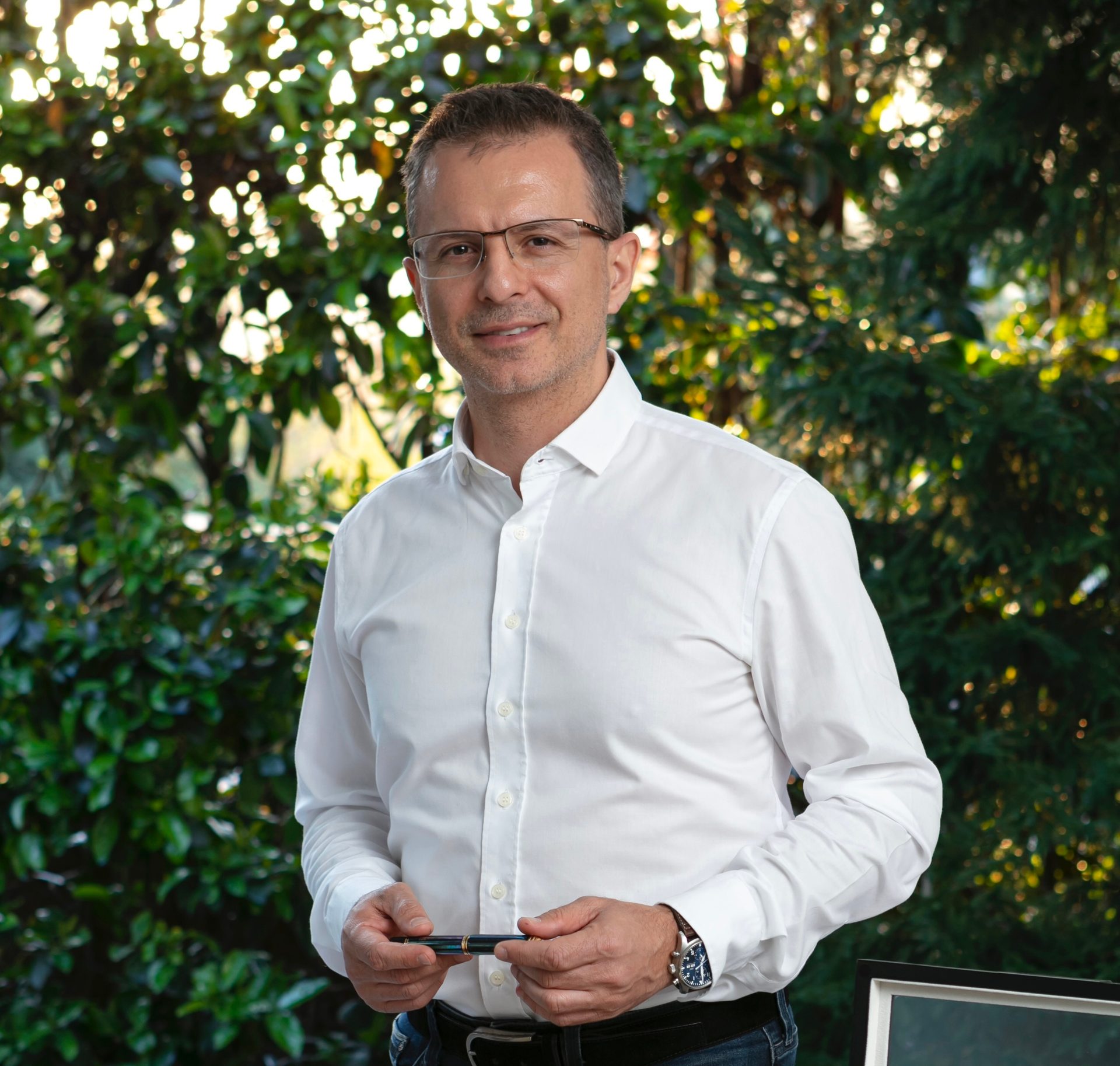 Dress shirt, Vision care, Glasses, Smile, Sleeve, Gesture, Collar, Happy, Tree, Eyewear