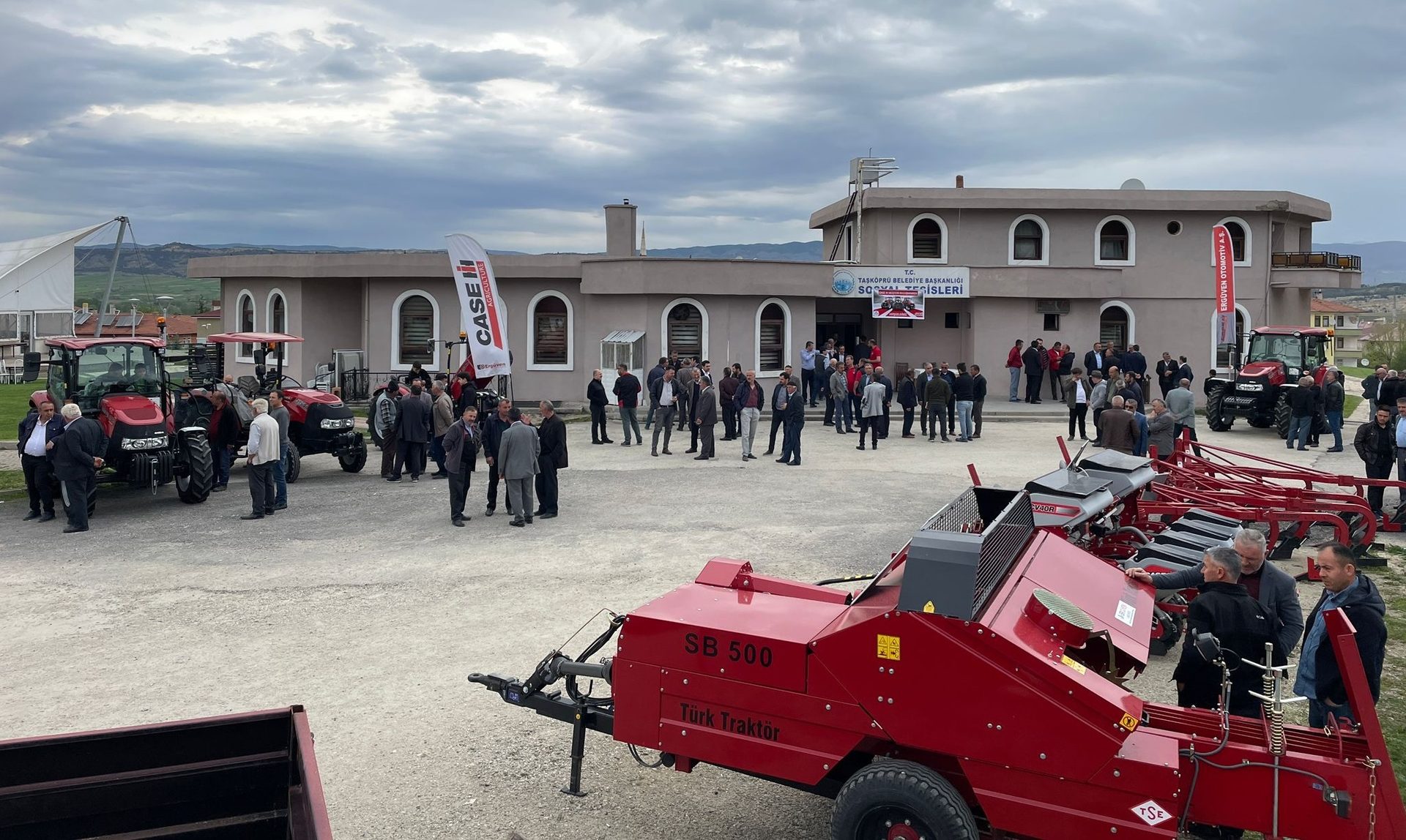 Land vehicle, Wheel, Tire, Sky, Cloud, Car, Building, Window
