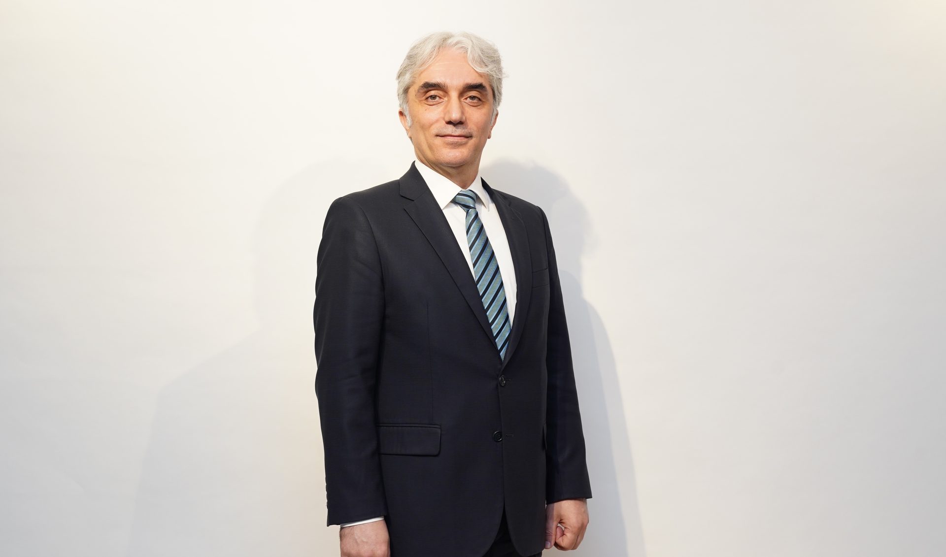 Suit trousers, Dress shirt, Human body, Smile, Neck, Sleeve, Tie, Gesture, Collar