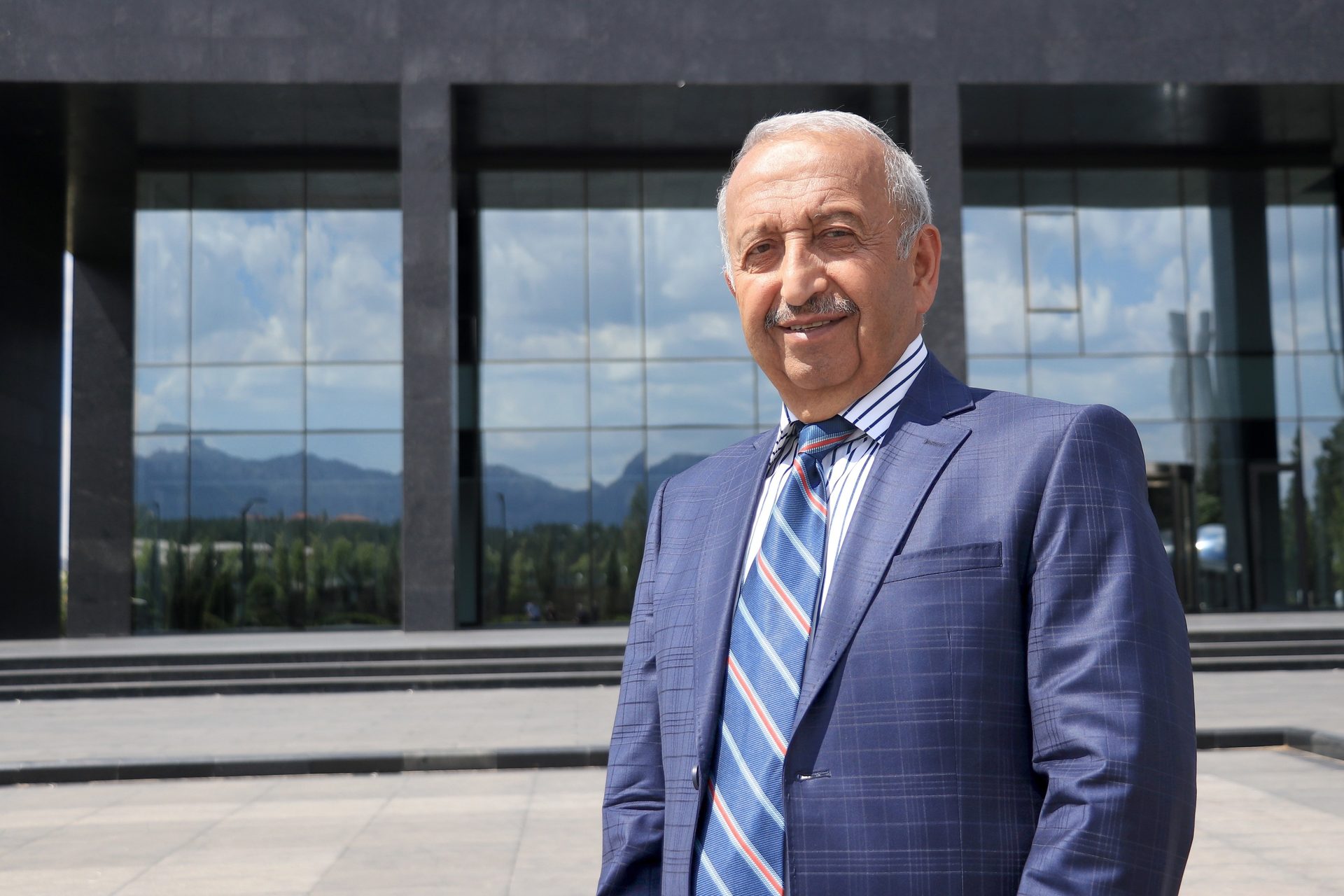 Dress shirt, Smile, Tie, Cloud, Sleeve, Collar, Sky