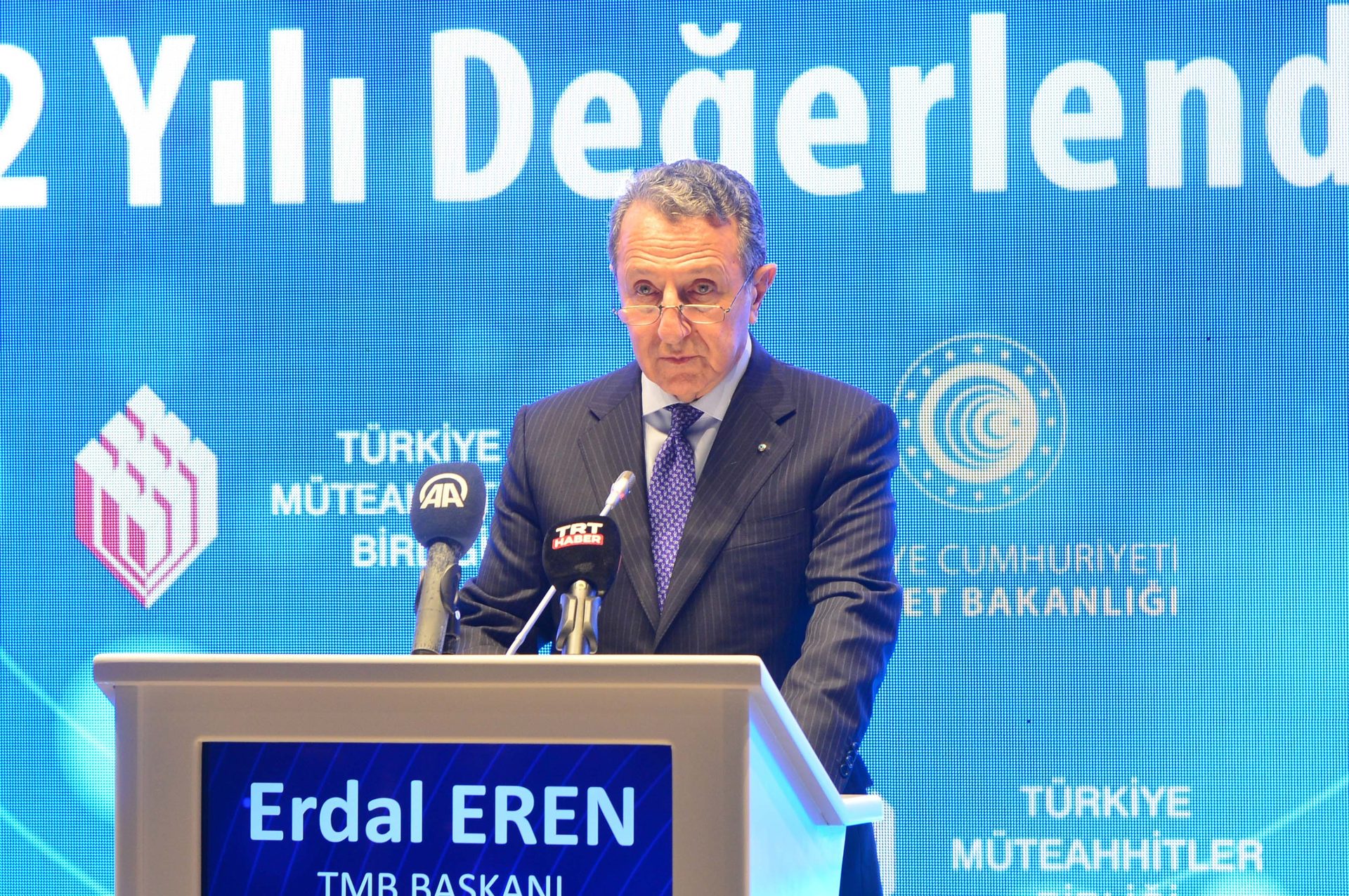 Public address system, Podium, Microphone, Lectern, World, Spokesperson, Tie, Suit