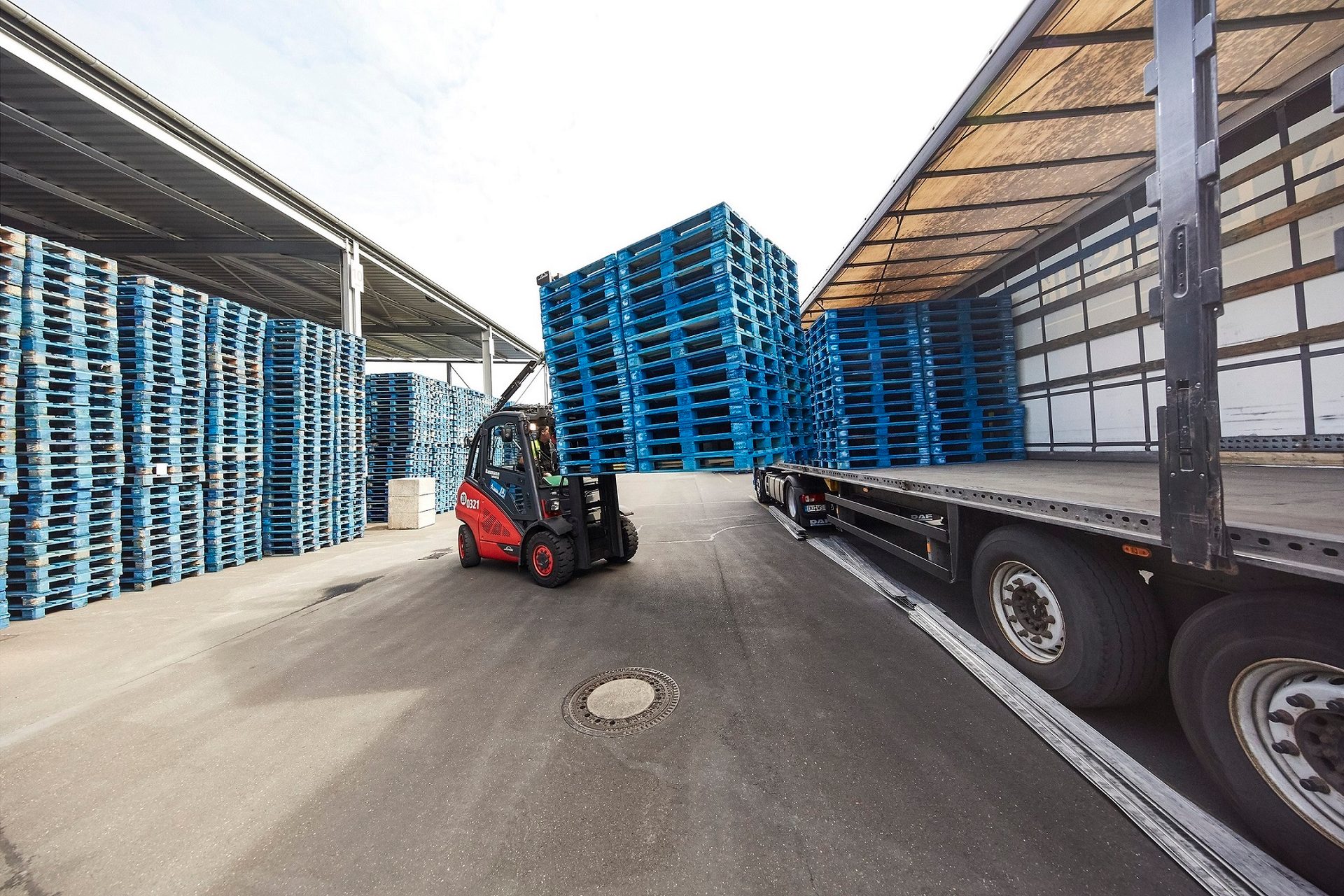 Automotive tire, Road surface, Motor vehicle, Wheel, Sky, Asphalt, Building, Cloud