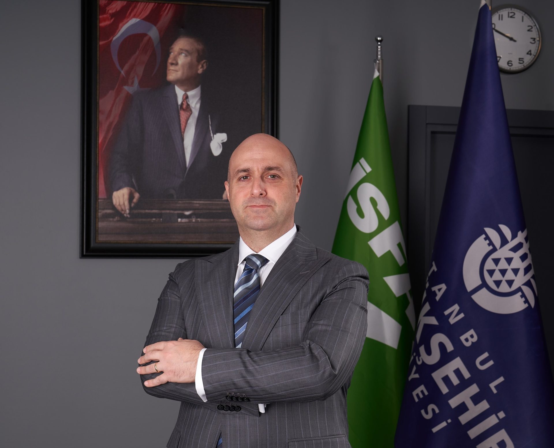 Dress shirt, Tie, Human, Coat, Flag, Gesture, World, Suit, Collar, Clock