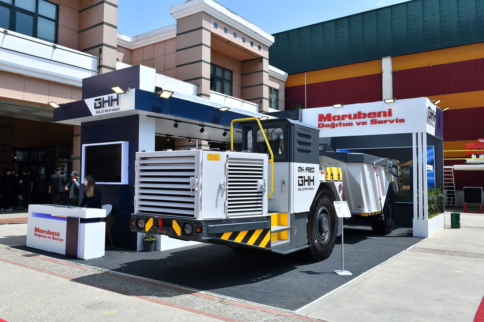 Automotive tire, Motor vehicle, Wheel, Hood, Building, Truck, Asphalt