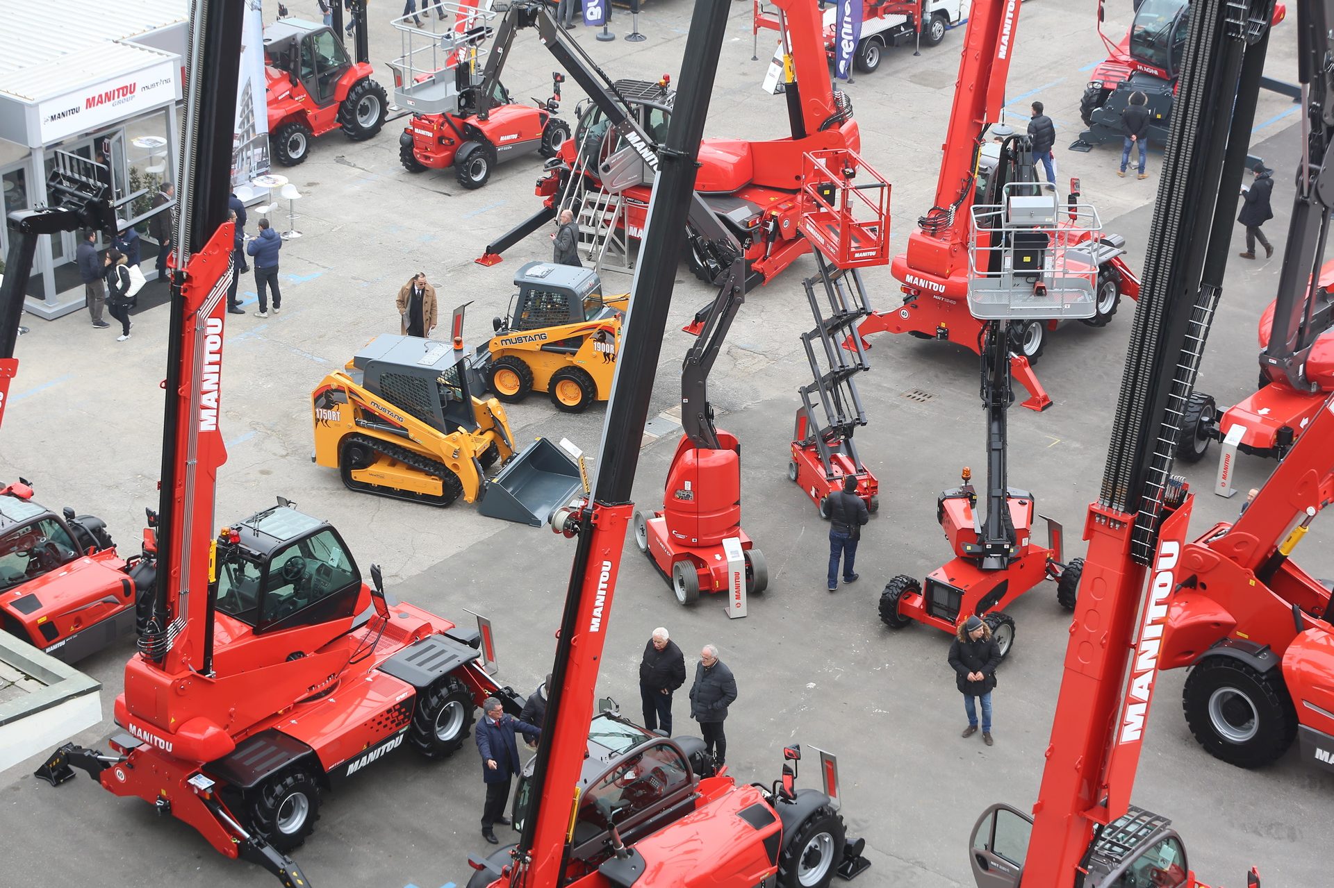 Mode of transport, Motor vehicle, Automotive tire, Wheel, Car, Product, Asphalt