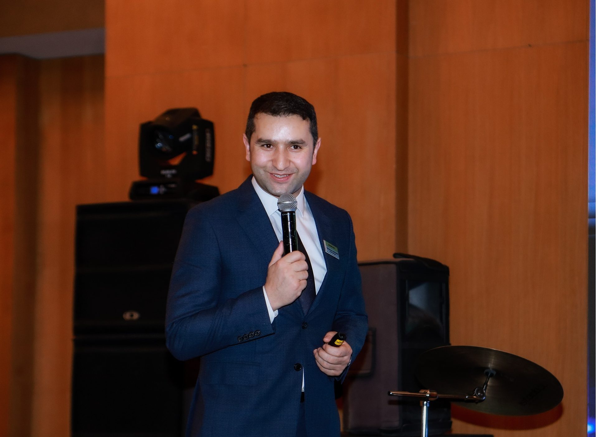 Public address system, Dress shirt, Audio equipment, Microphone, Smile, Coat, Tie, Spokesperson