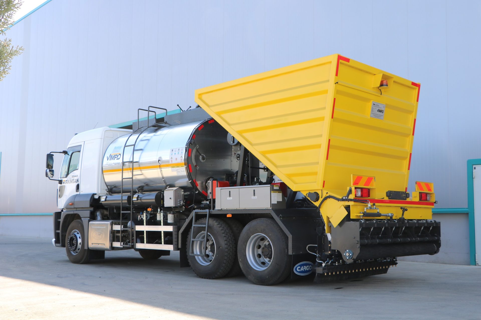 Mode of transport, Motor vehicle, Automotive tire, Wheel, Hood, Truck
