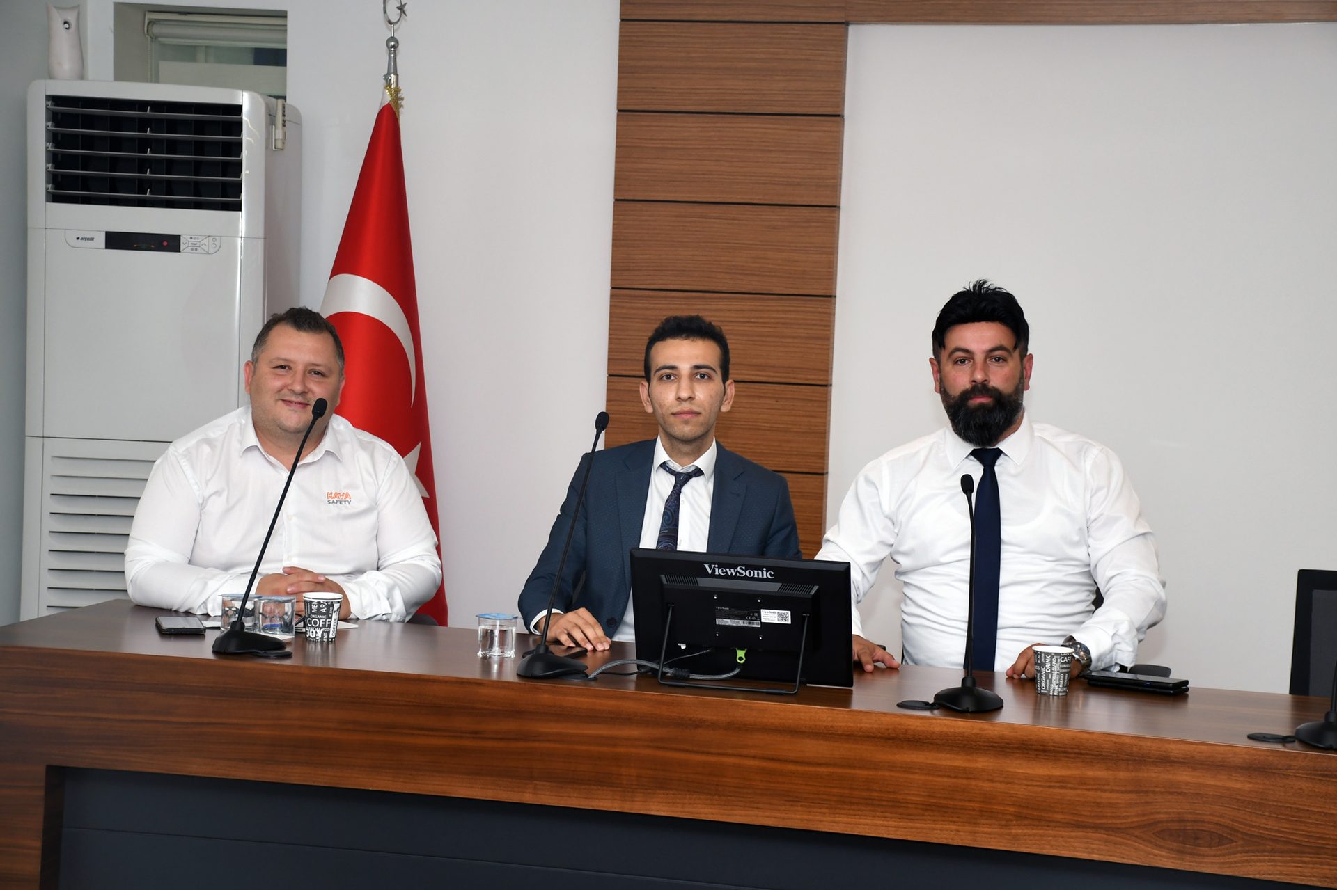 Table, Furniture, Tie, Microphone, Flag, Spokesperson