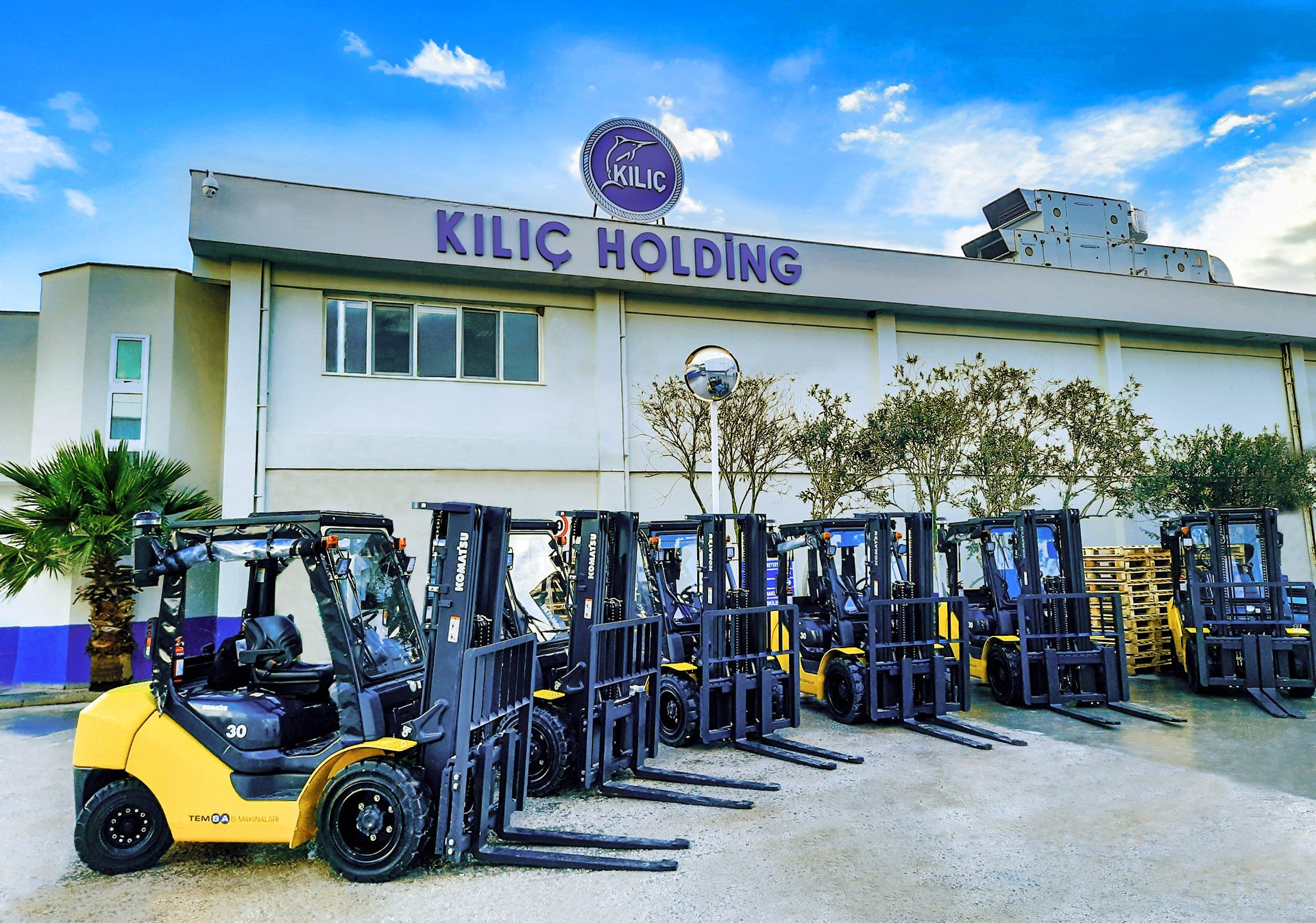 Motor vehicle, Automotive tire, Cloud, Sky, Wheel, Plant, Building, Tread