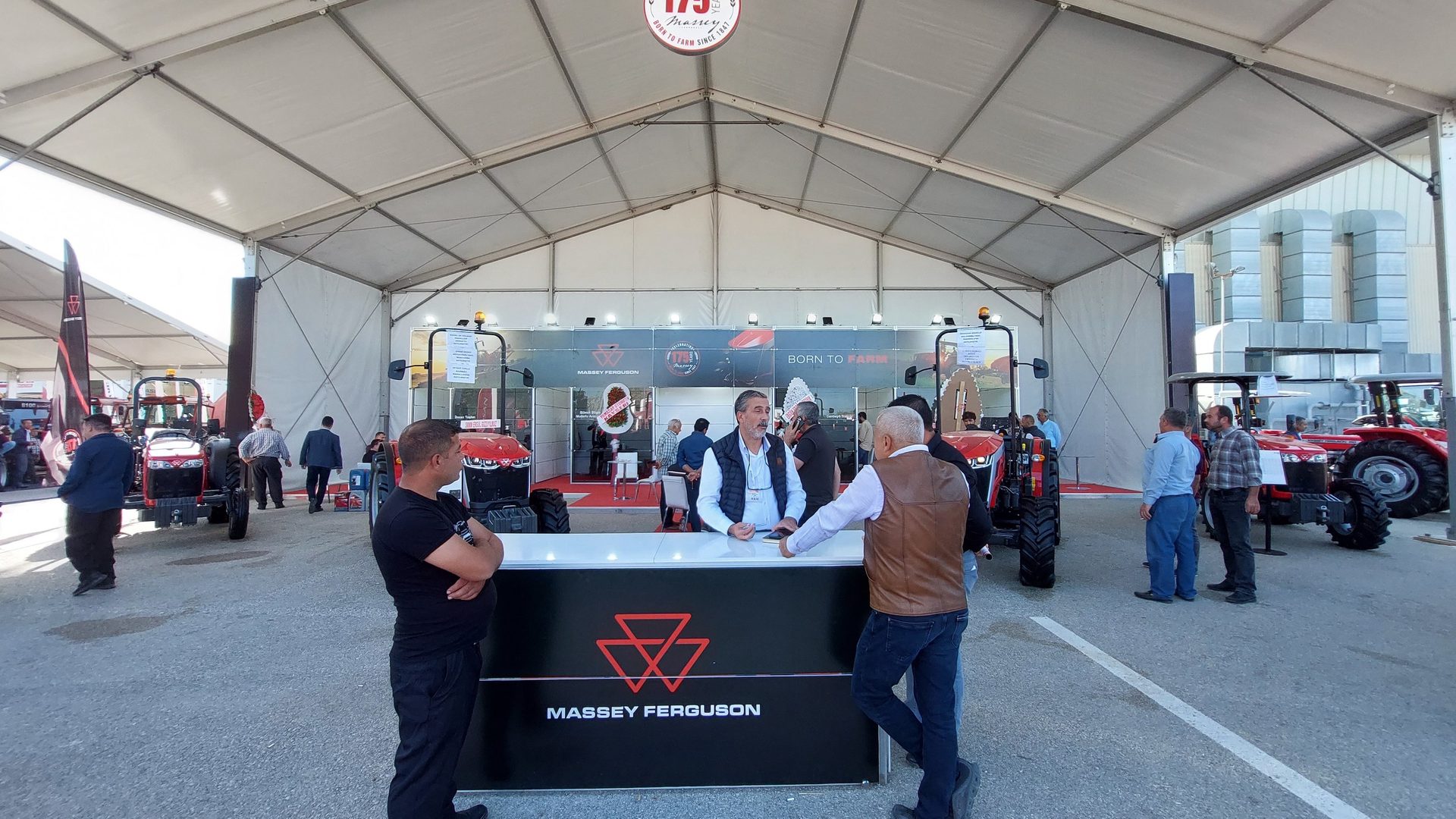 Motor vehicle, Automotive design, Trousers, Wheel