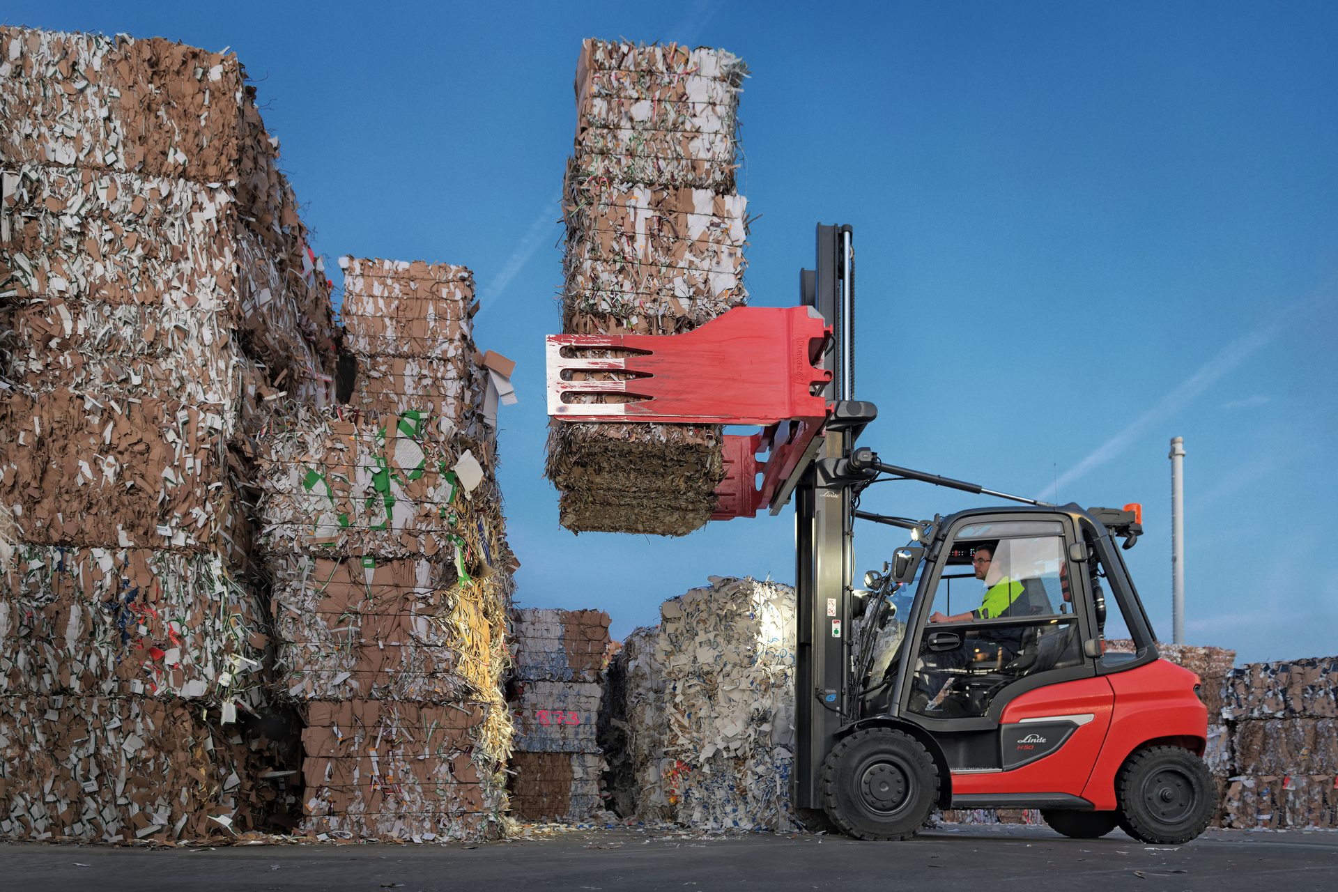 Forklift truck, Automotive tire, Motor vehicle, Road surface, Wheel, Sky, Asphalt