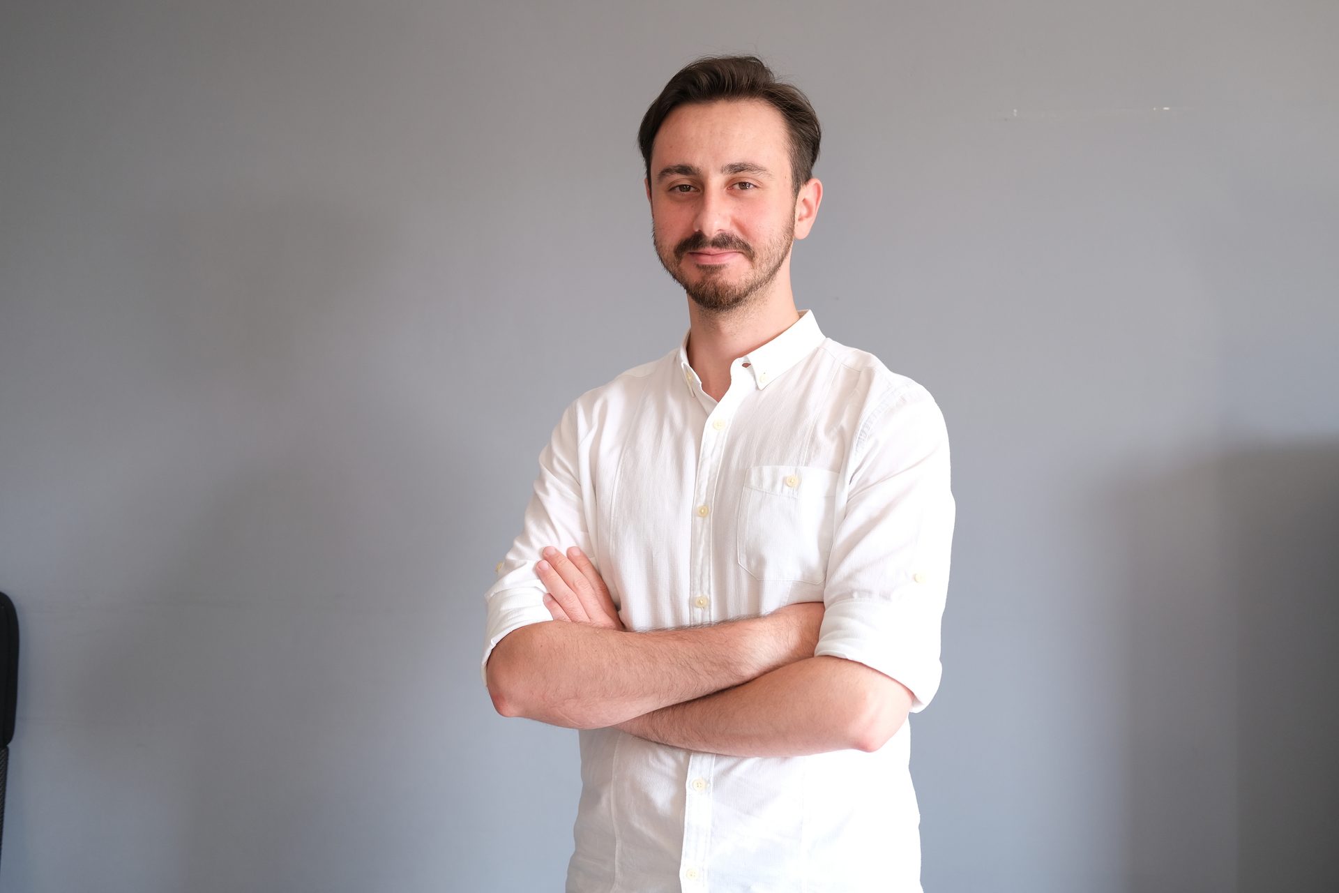 Dress shirt, Flash photography, Cheek, Jaw, Neck, Sleeve, Gesture, Collar, Elbow, Happy