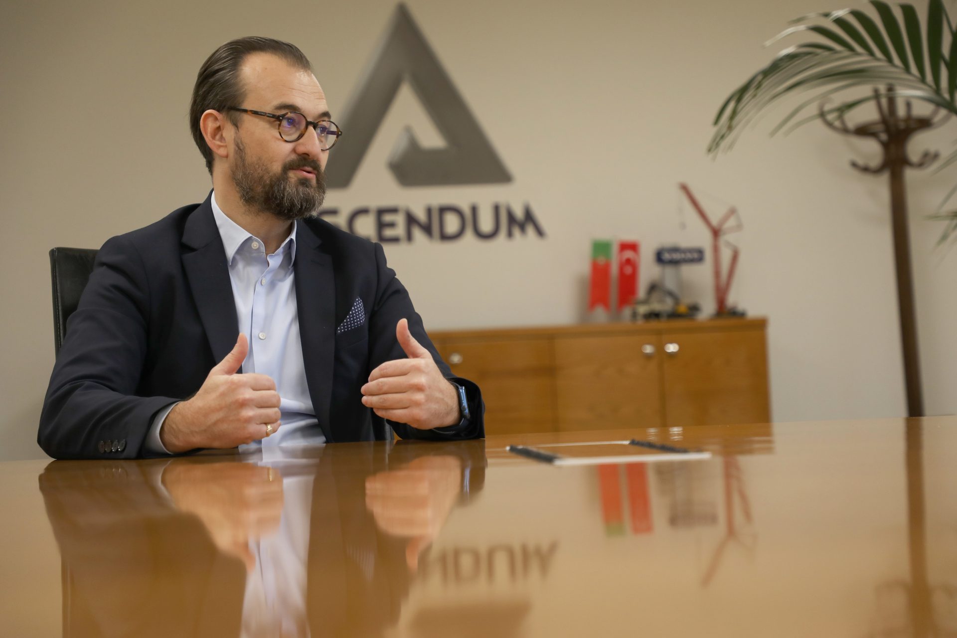 Vision care, Glasses, Table, Beard, Gesture, Houseplant, Spokesperson