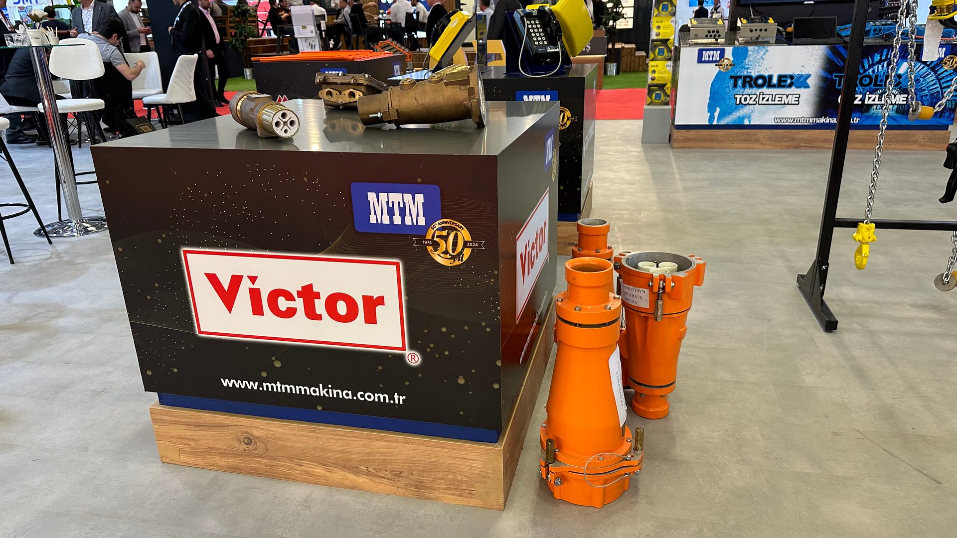 Motor vehicle, Automotive tire, Trousers, Flooring, Floor