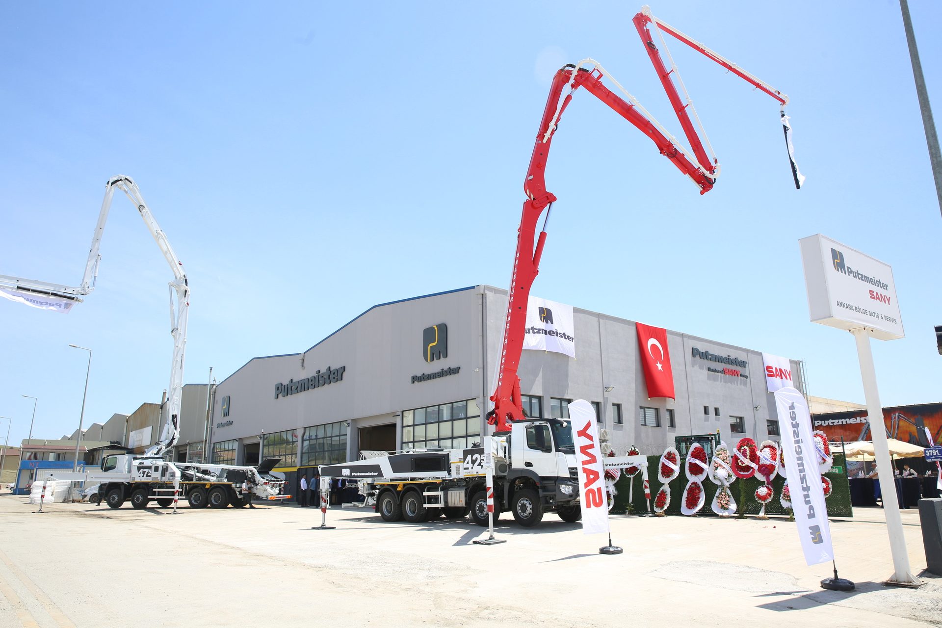 Street light, Motor vehicle, Road surface, Sky, Building, Wheel, Tire, Window, Asphalt