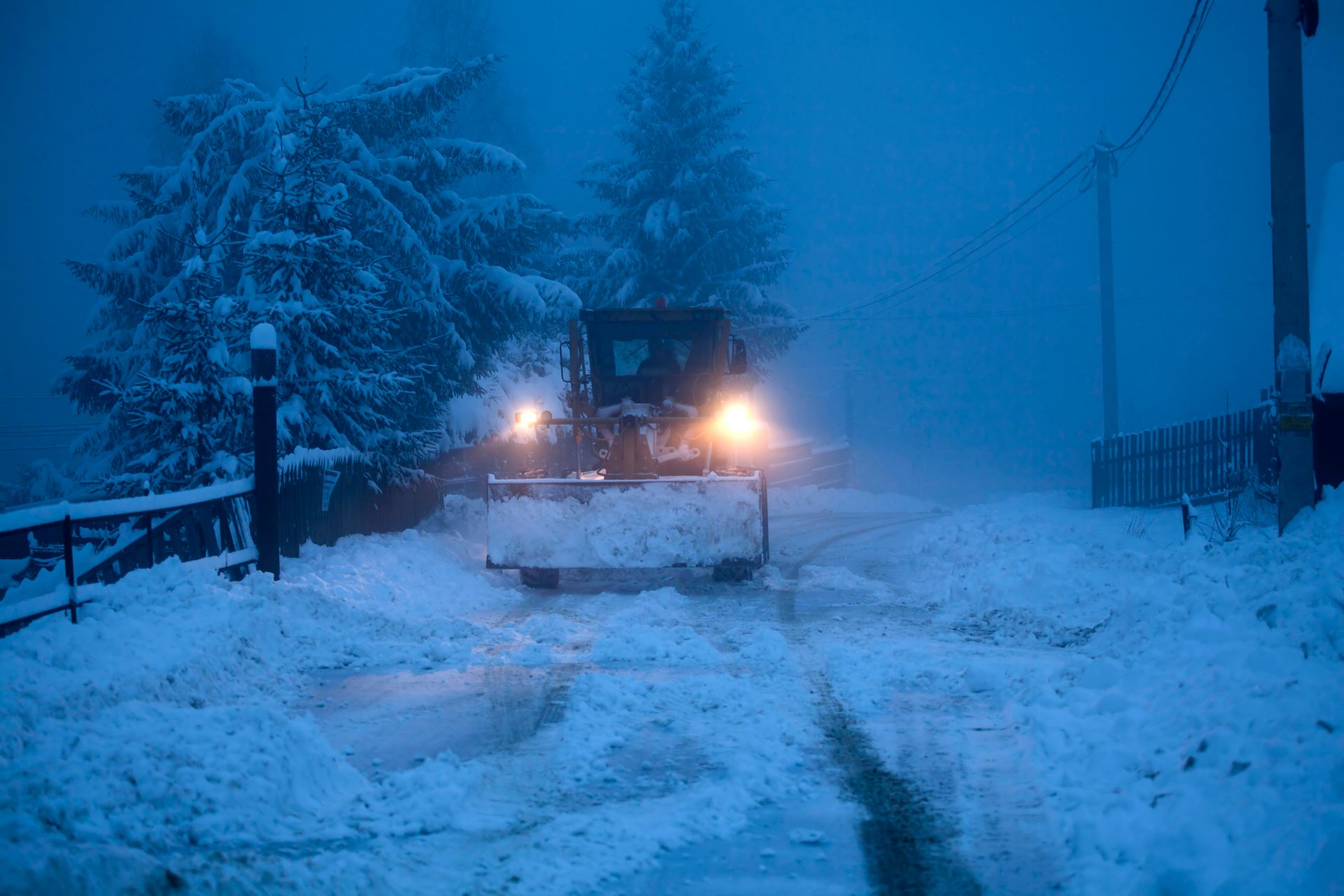 Street light, Atmospheric phenomenon, Automotive lighting, Snow, Blue, Sky, Slope, Electricity, Freezing, Tree