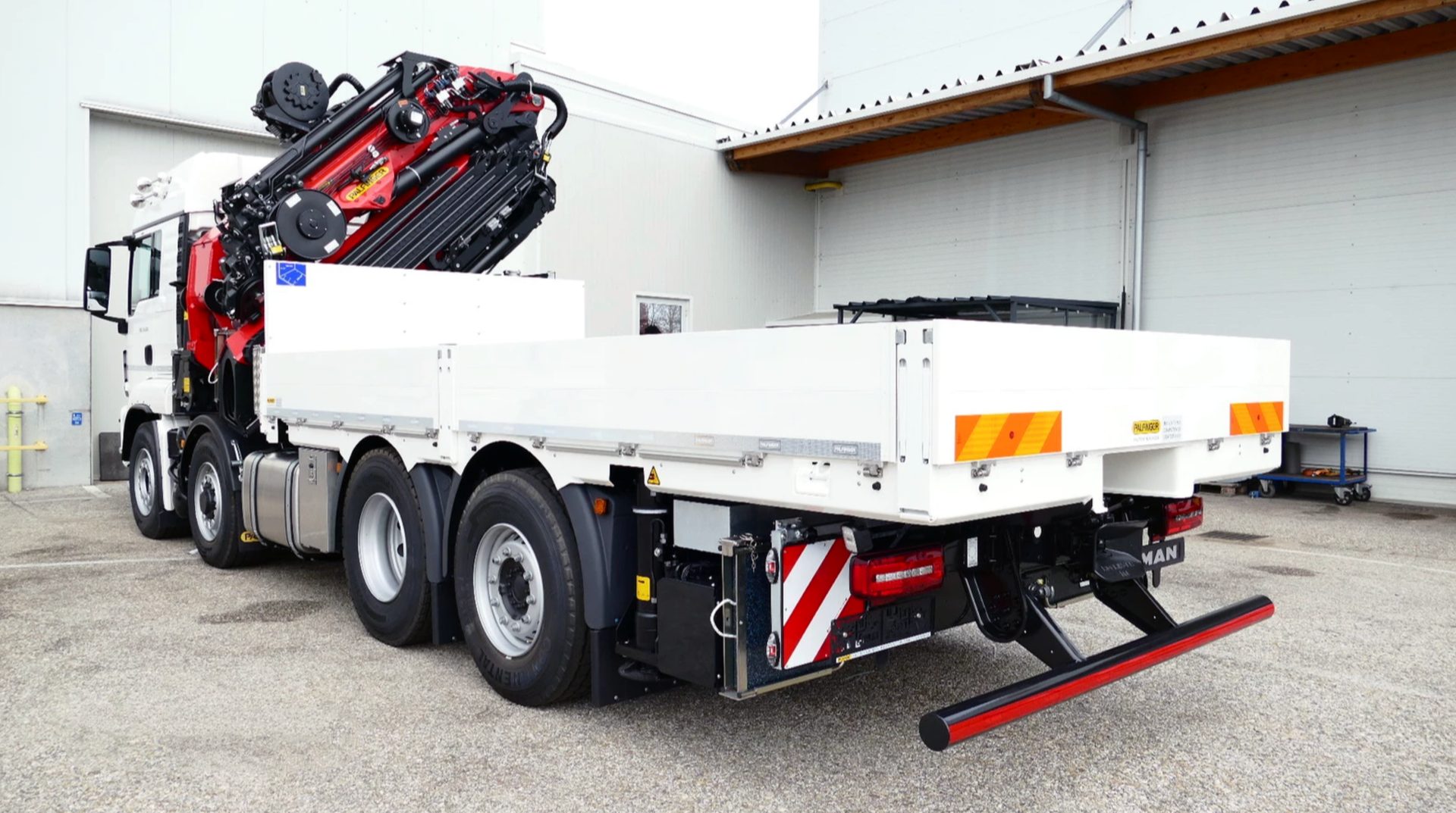 Automotive tire, Motor vehicle, Alloy wheel, Truck, Tread, Asphalt