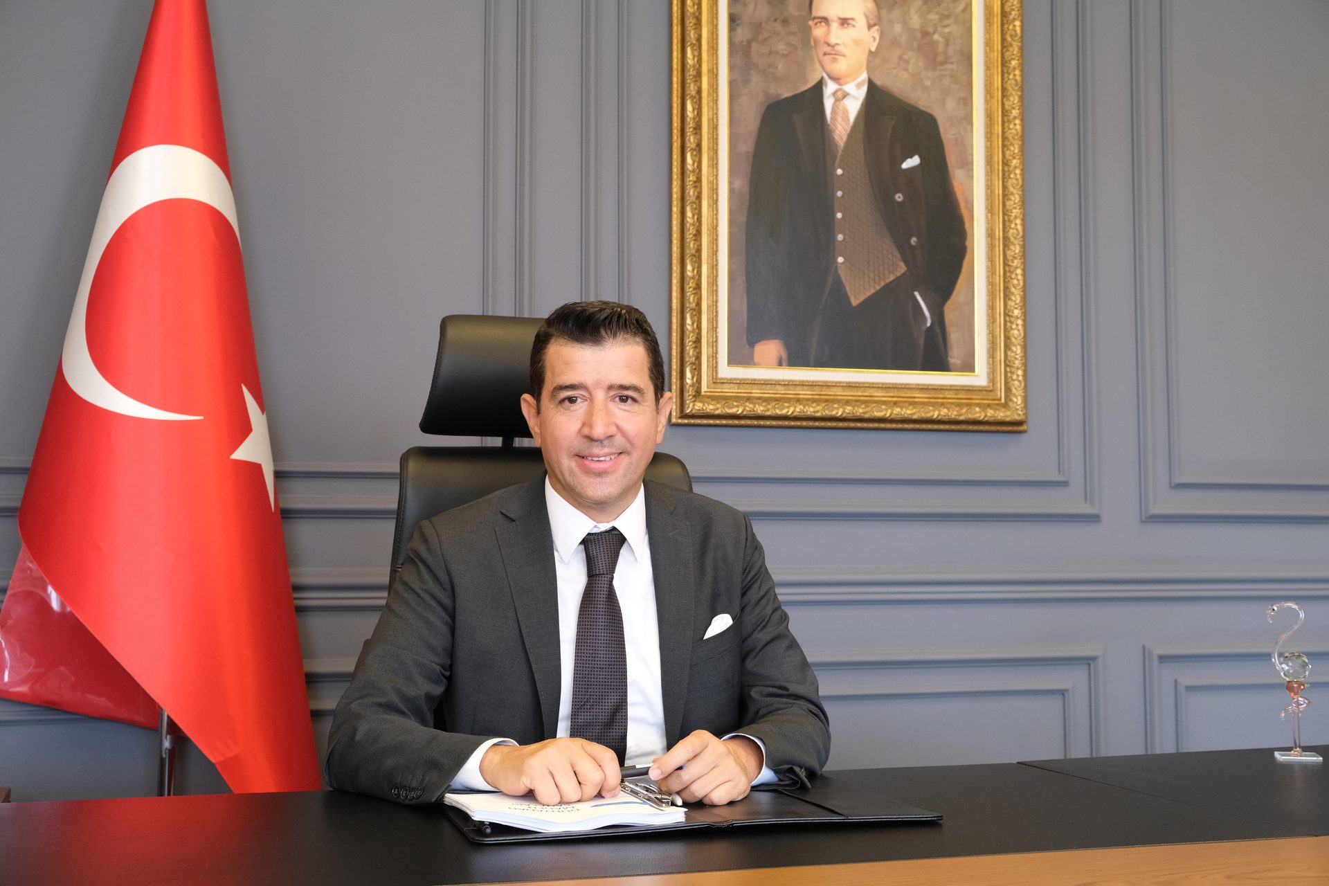 Picture frame, Outerwear, Photograph, Smile, Coat, Table, Tie, Organ, Suit, Spokesperson