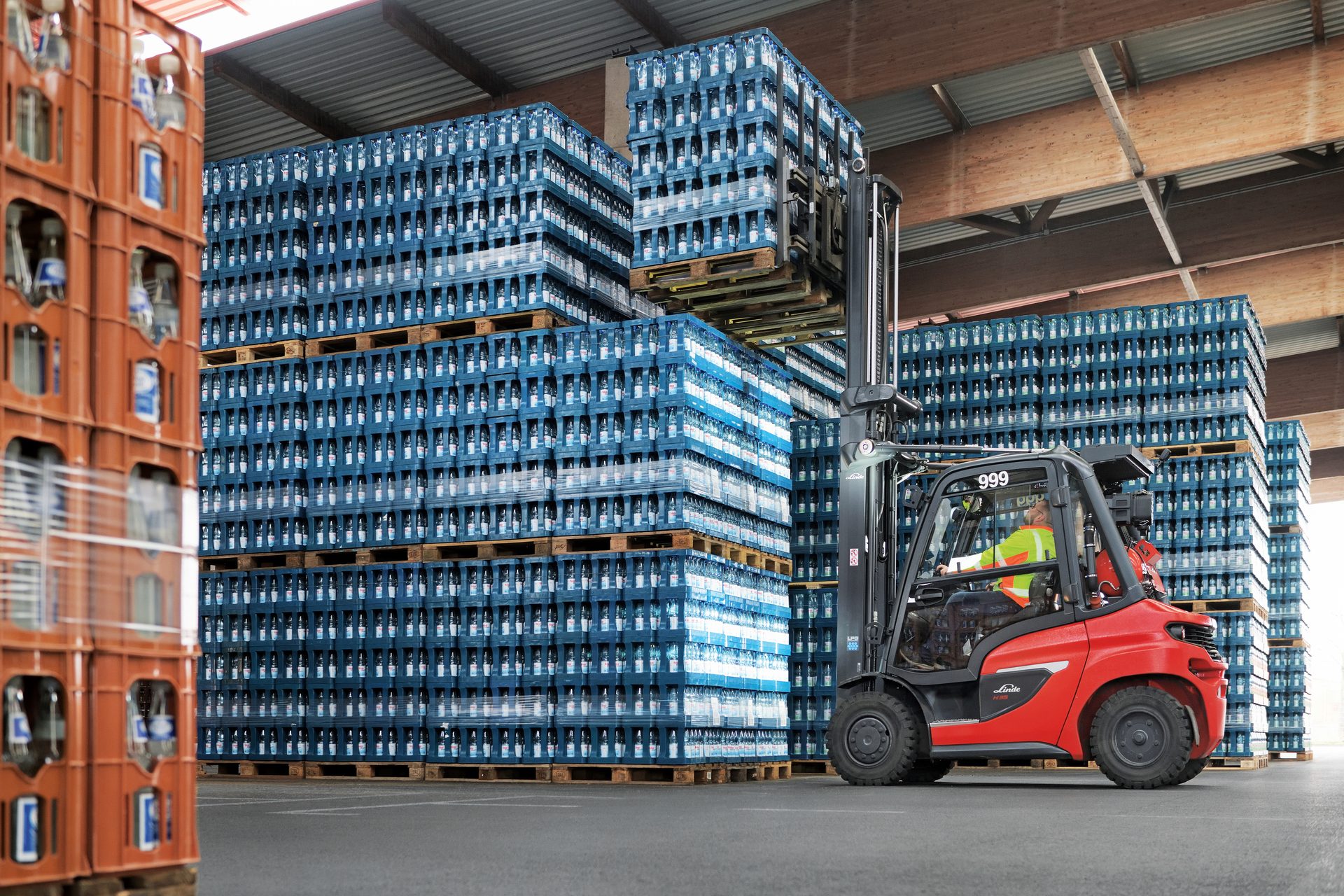 Forklift truck, Automotive tire, Motor vehicle, Wheel, Building, Asphalt, Rolling